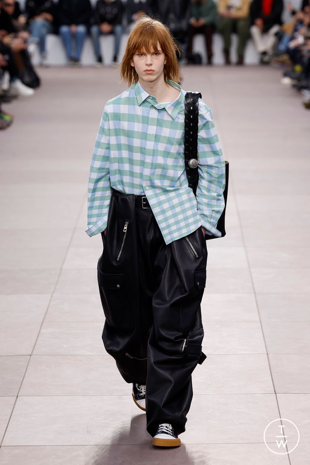 Fashion Week Paris Fall/Winter 2024 look 3 from the Loewe collection 男装