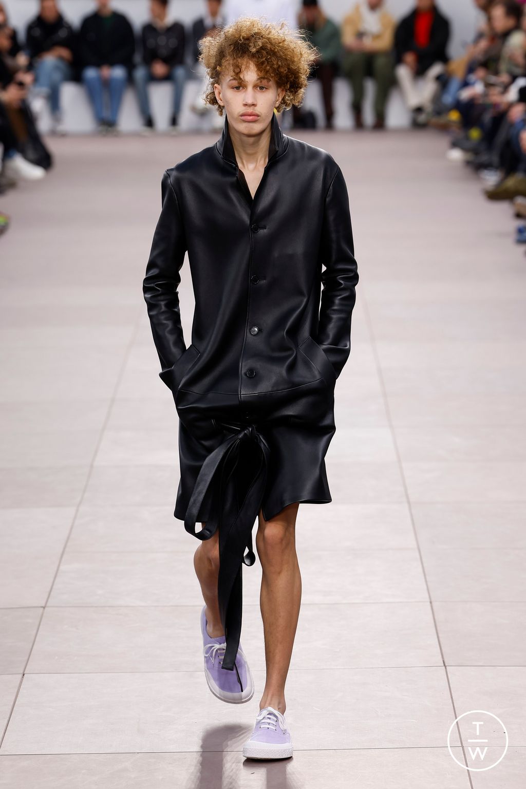 Fashion Week Paris Fall/Winter 2024 look 4 from the Loewe collection 男装