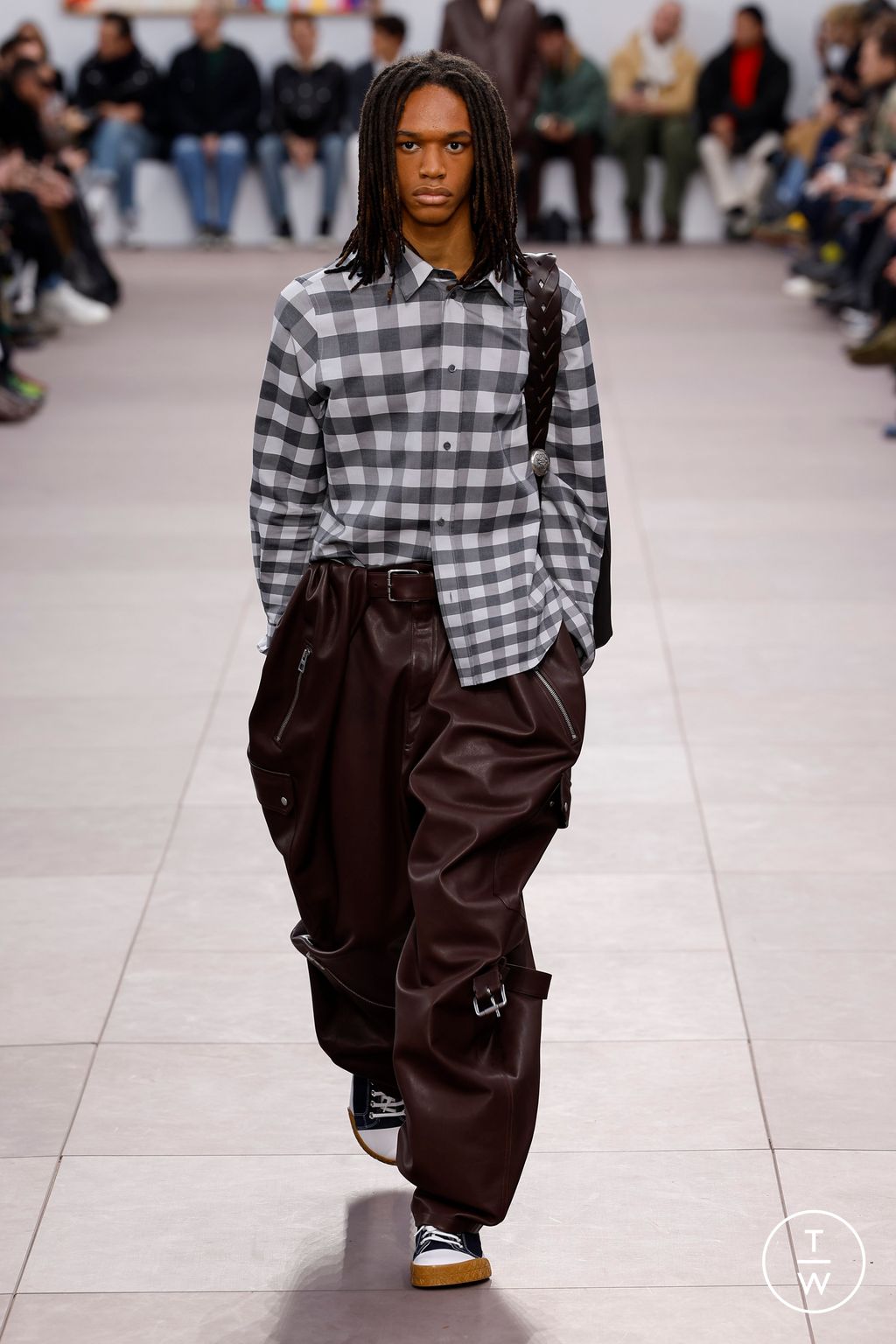 Fashion Week Paris Fall/Winter 2024 look 6 from the Loewe collection 男装