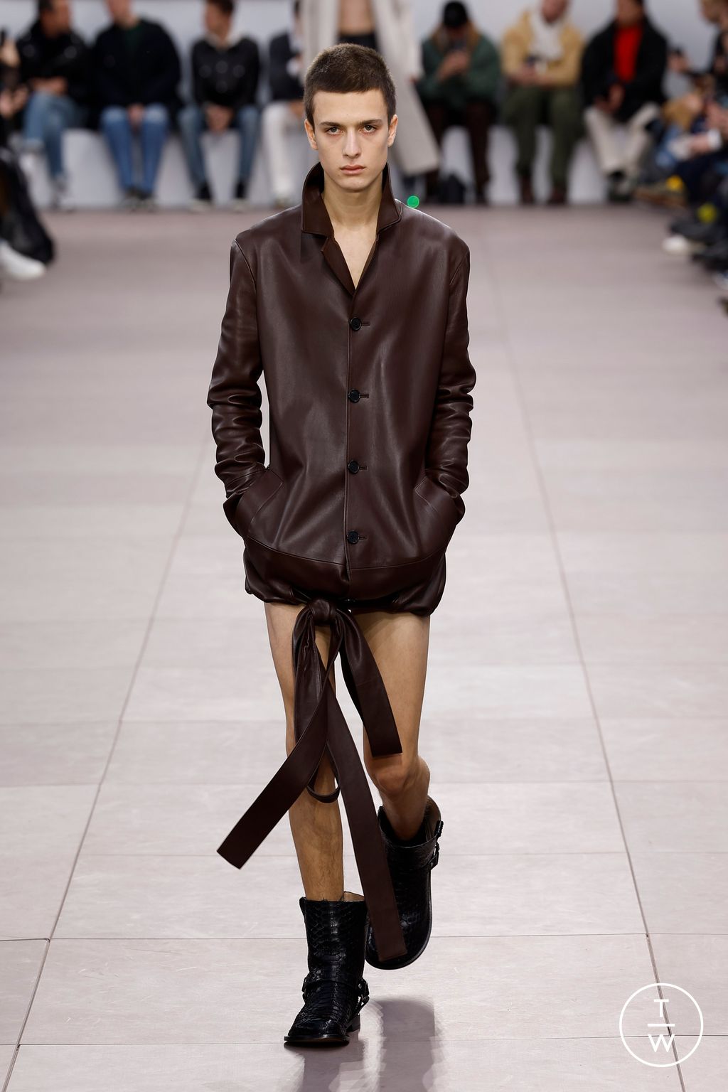Fashion Week Paris Fall/Winter 2024 look 7 from the Loewe collection menswear