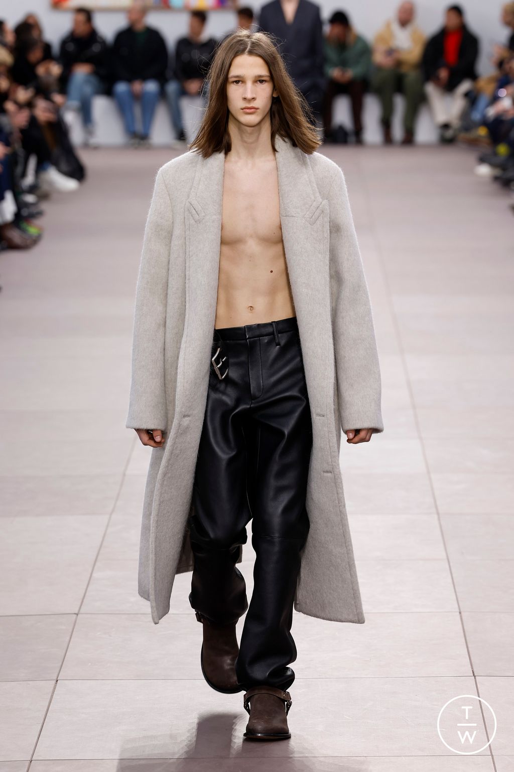 Fashion Week Paris Fall/Winter 2024 look 8 from the Loewe collection menswear