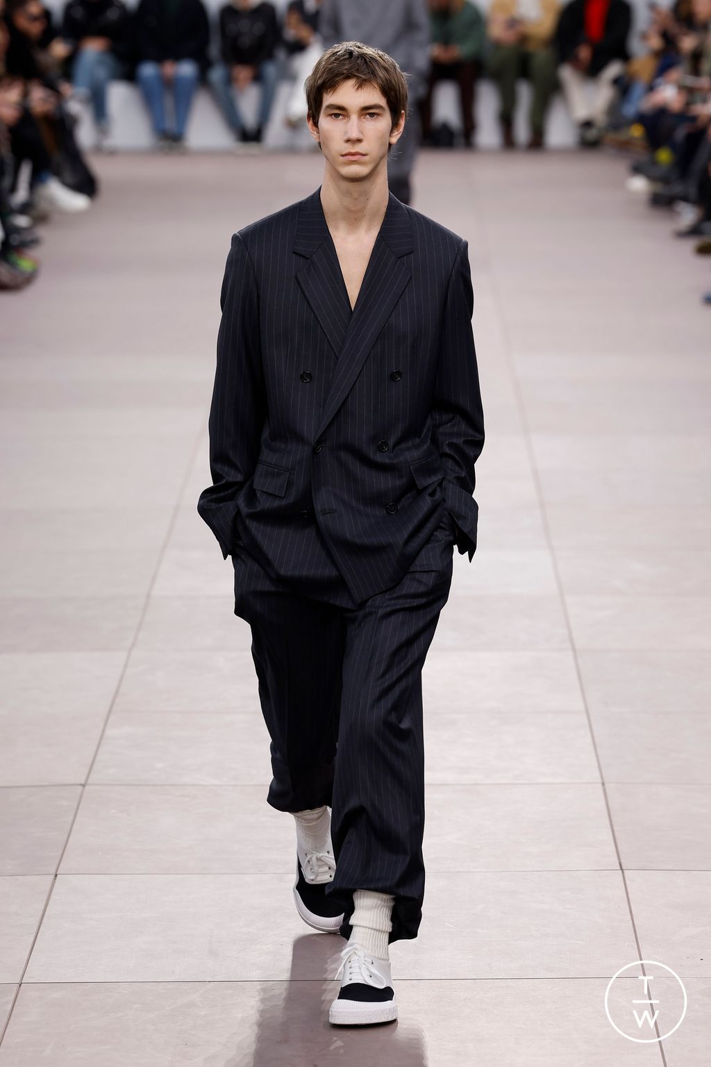 Fashion Week Paris Fall/Winter 2024 look 9 from the Loewe collection 男装