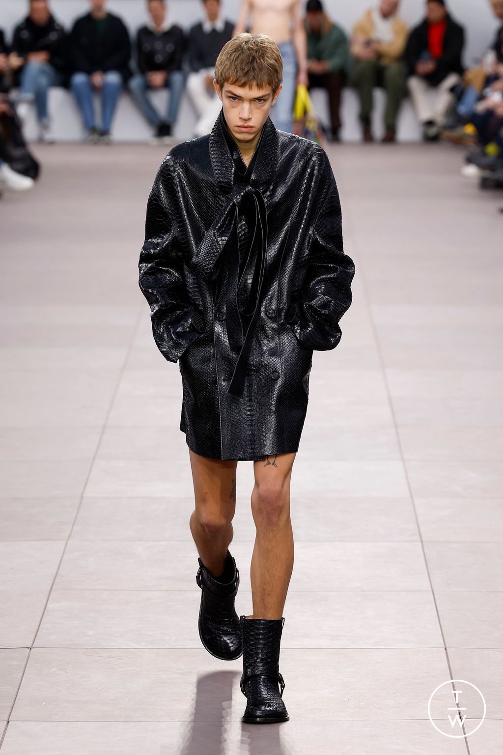 Fashion Week Paris Fall/Winter 2024 look 11 from the Loewe collection 男装
