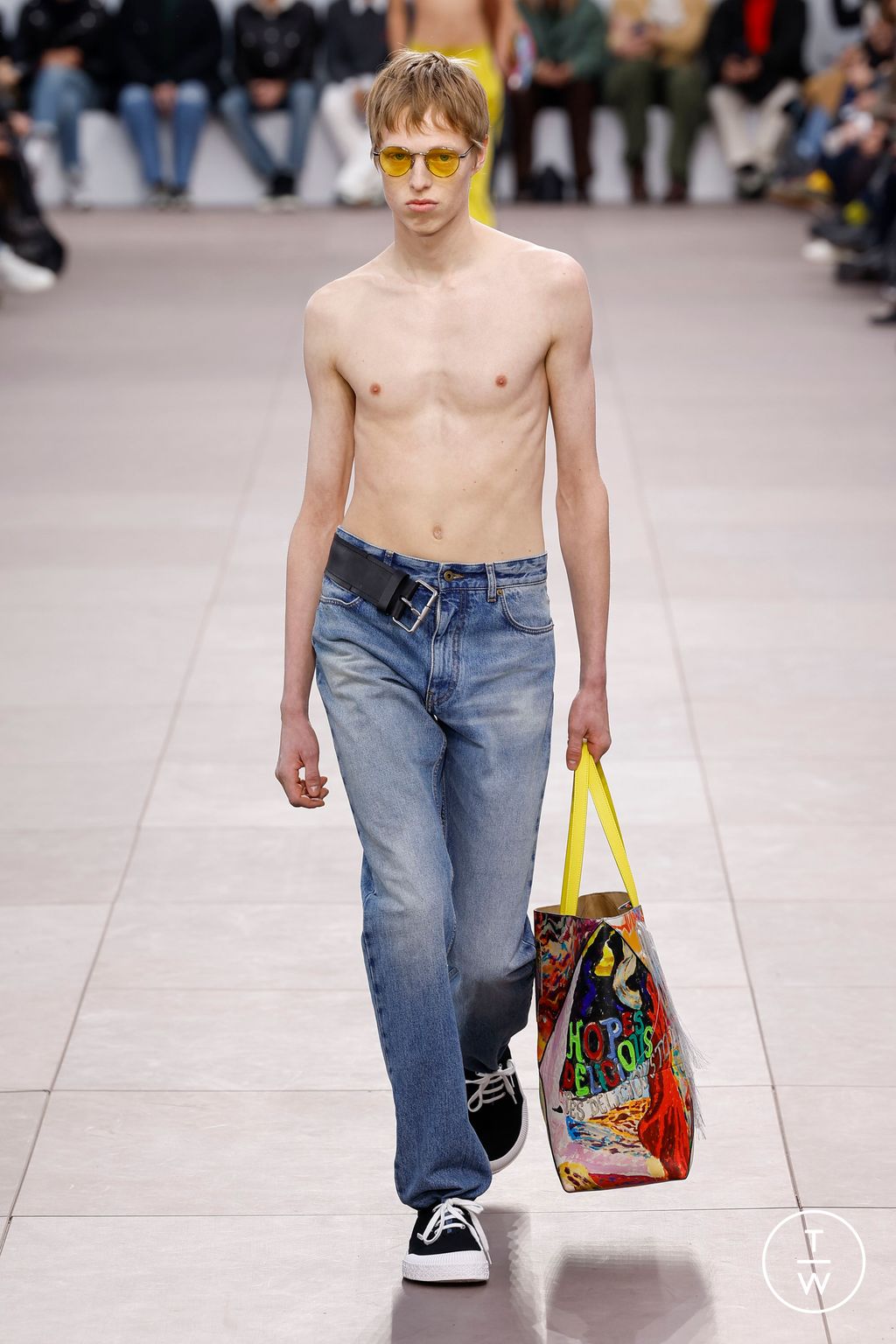 Fashion Week Paris Fall/Winter 2024 look 12 from the Loewe collection 男装