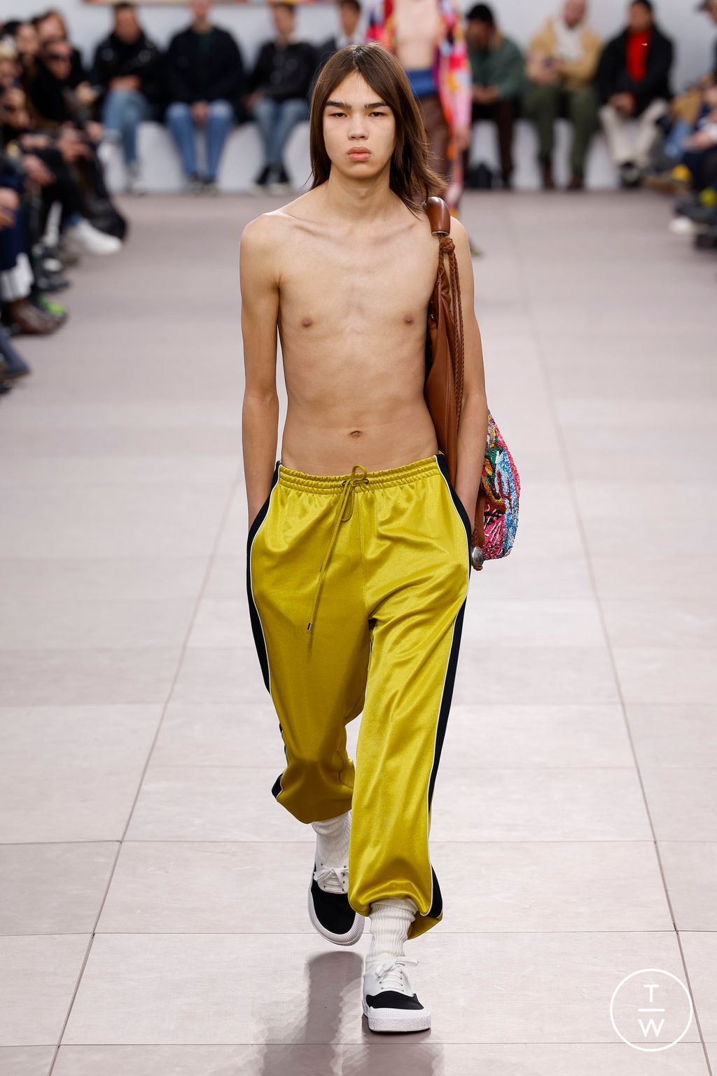 Fashion Week Paris Fall/Winter 2024 look 13 from the Loewe collection menswear