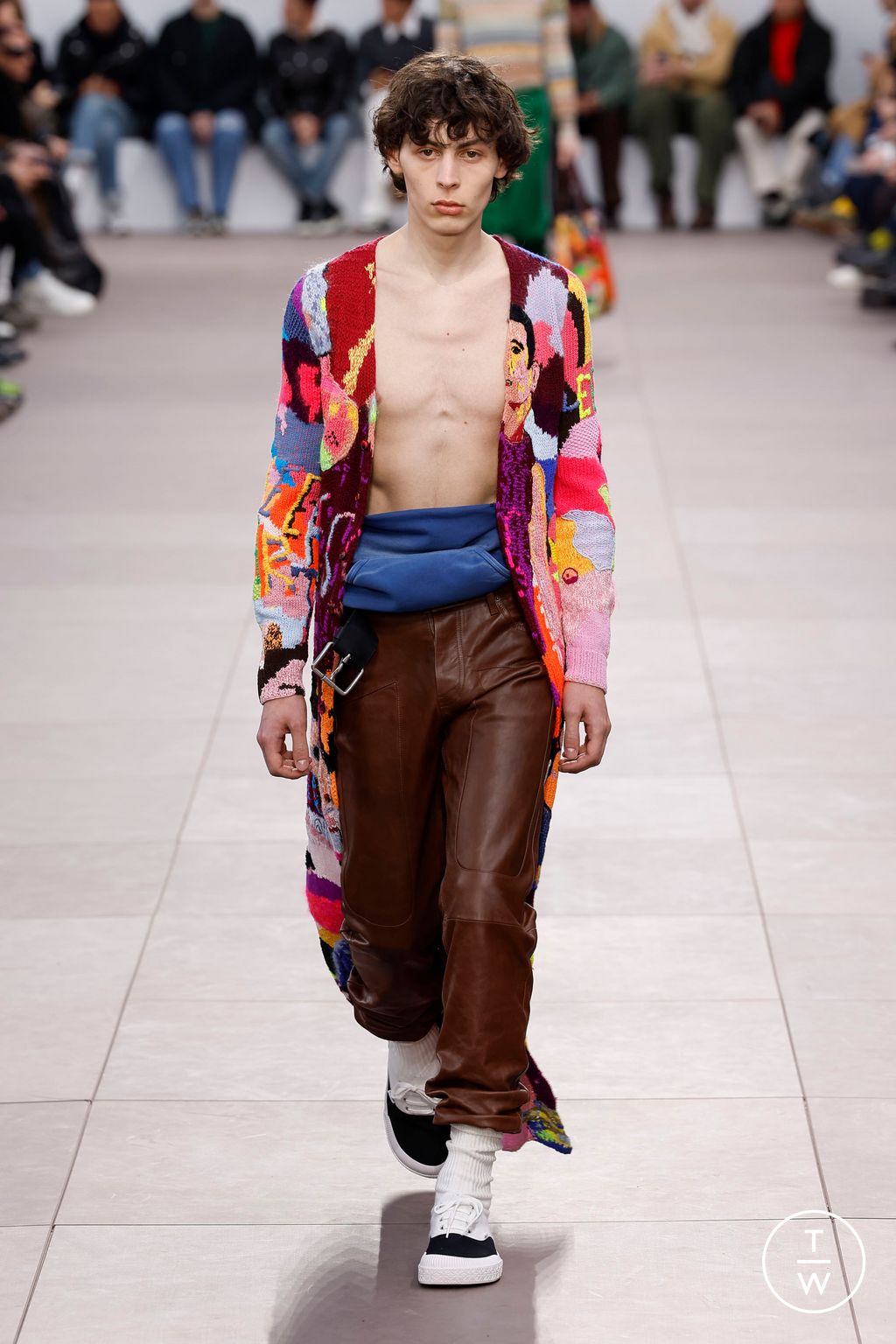 Fashion Week Paris Fall/Winter 2024 look 14 from the Loewe collection menswear