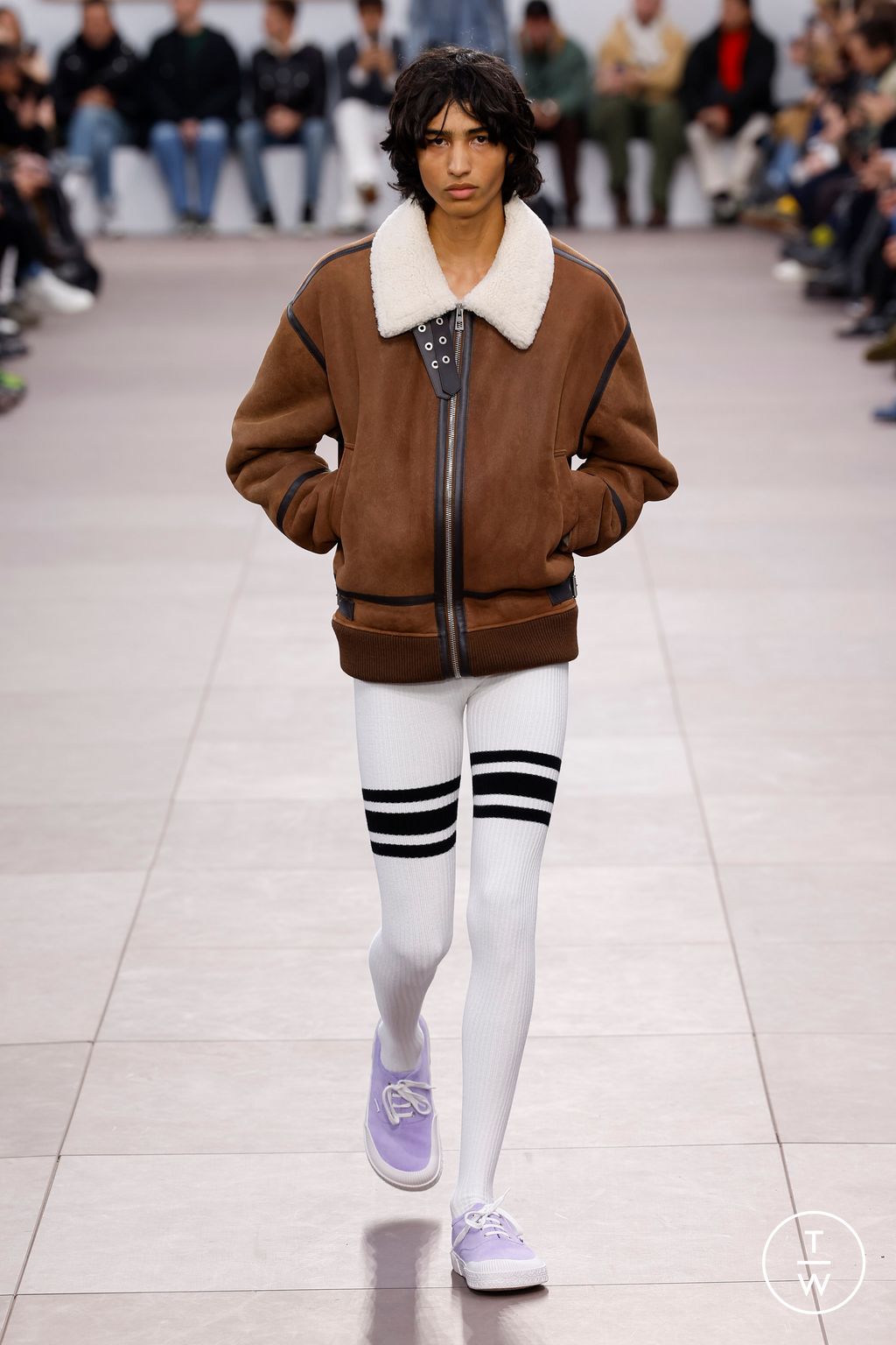 Fashion Week Paris Fall/Winter 2024 look 16 from the Loewe collection 男装
