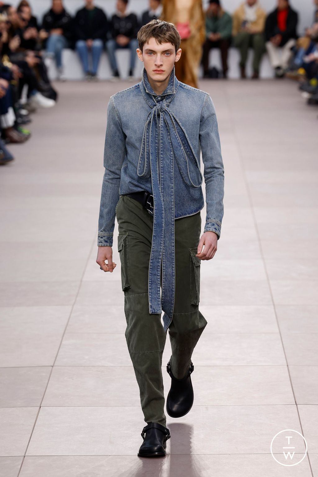 Fashion Week Paris Fall/Winter 2024 look 17 from the Loewe collection 男装