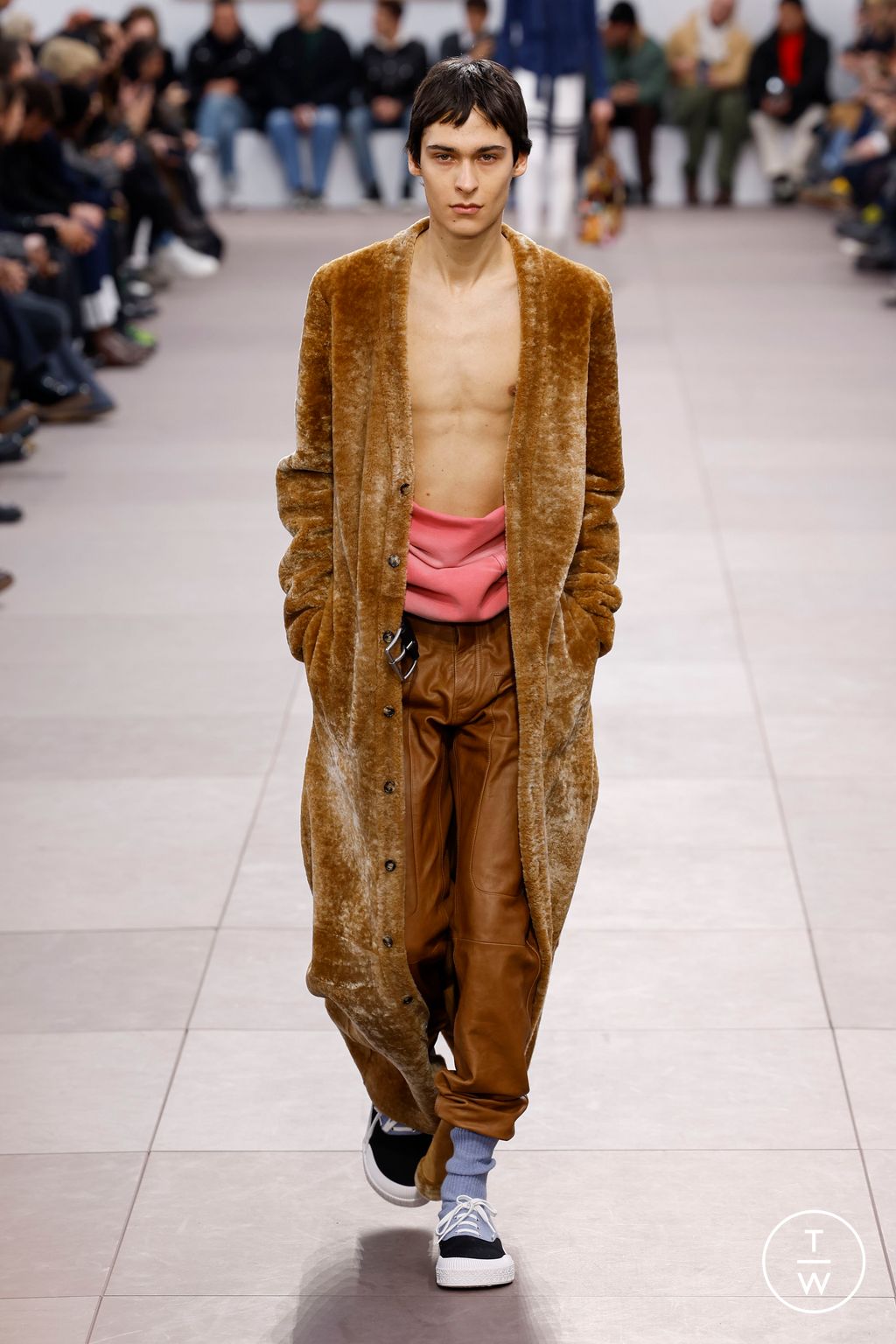 Fashion Week Paris Fall/Winter 2024 look 18 de la collection Loewe menswear