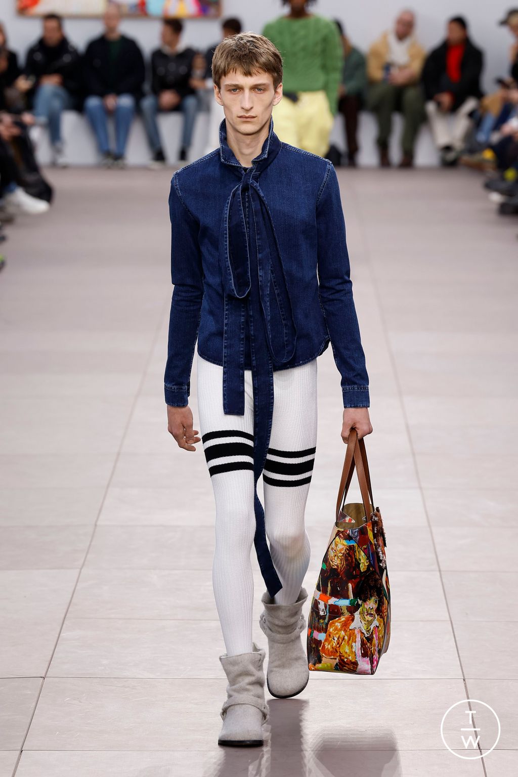 Fashion Week Paris Fall/Winter 2024 look 19 from the Loewe collection 男装