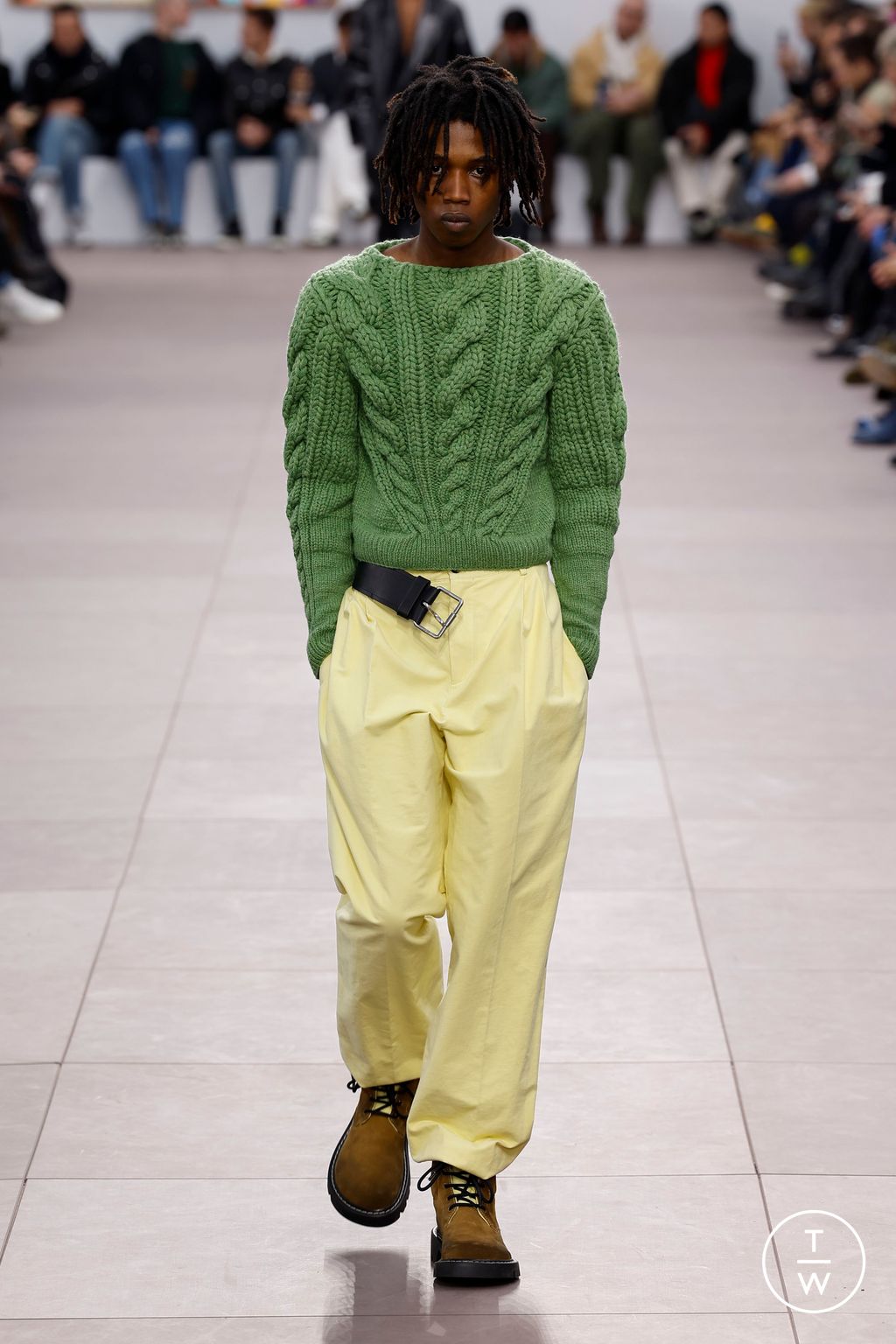 Fashion Week Paris Fall/Winter 2024 look 20 from the Loewe collection 男装