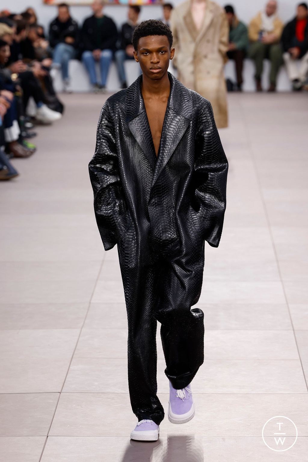 Fashion Week Paris Fall/Winter 2024 look 21 from the Loewe collection menswear
