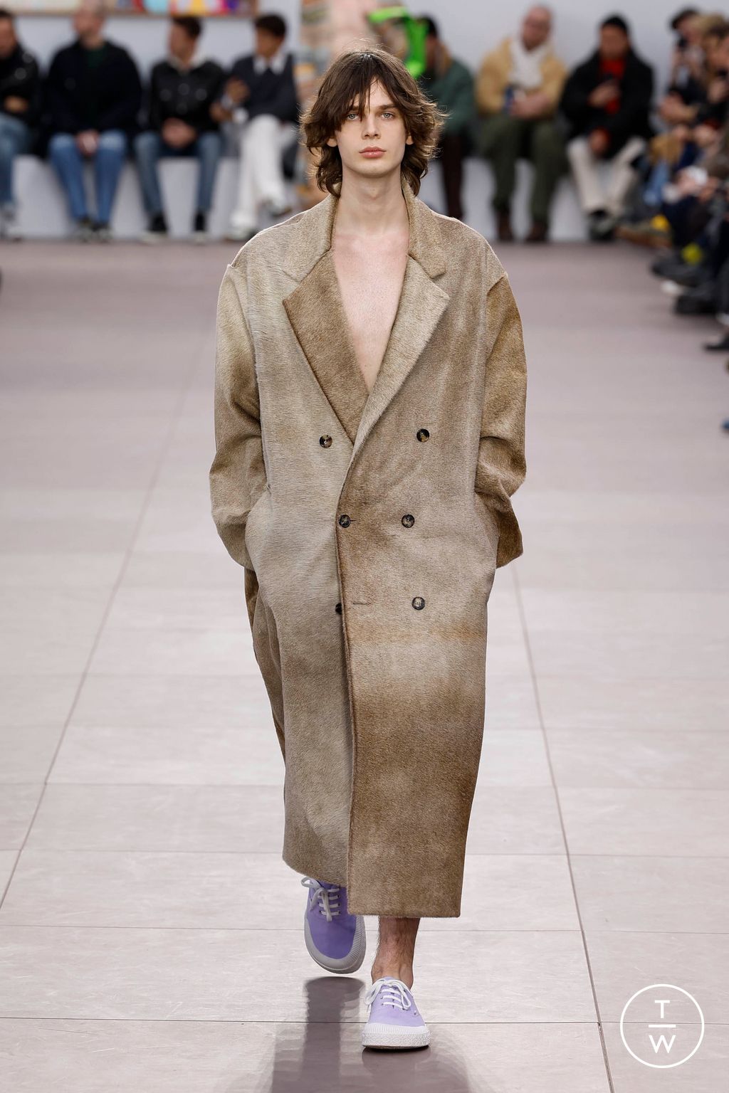 Fashion Week Paris Fall/Winter 2024 look 22 de la collection Loewe menswear