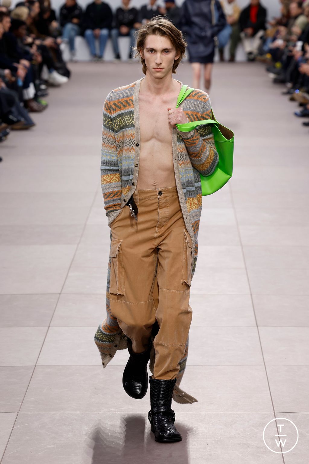 Fashion Week Paris Fall/Winter 2024 look 23 from the Loewe collection 男装