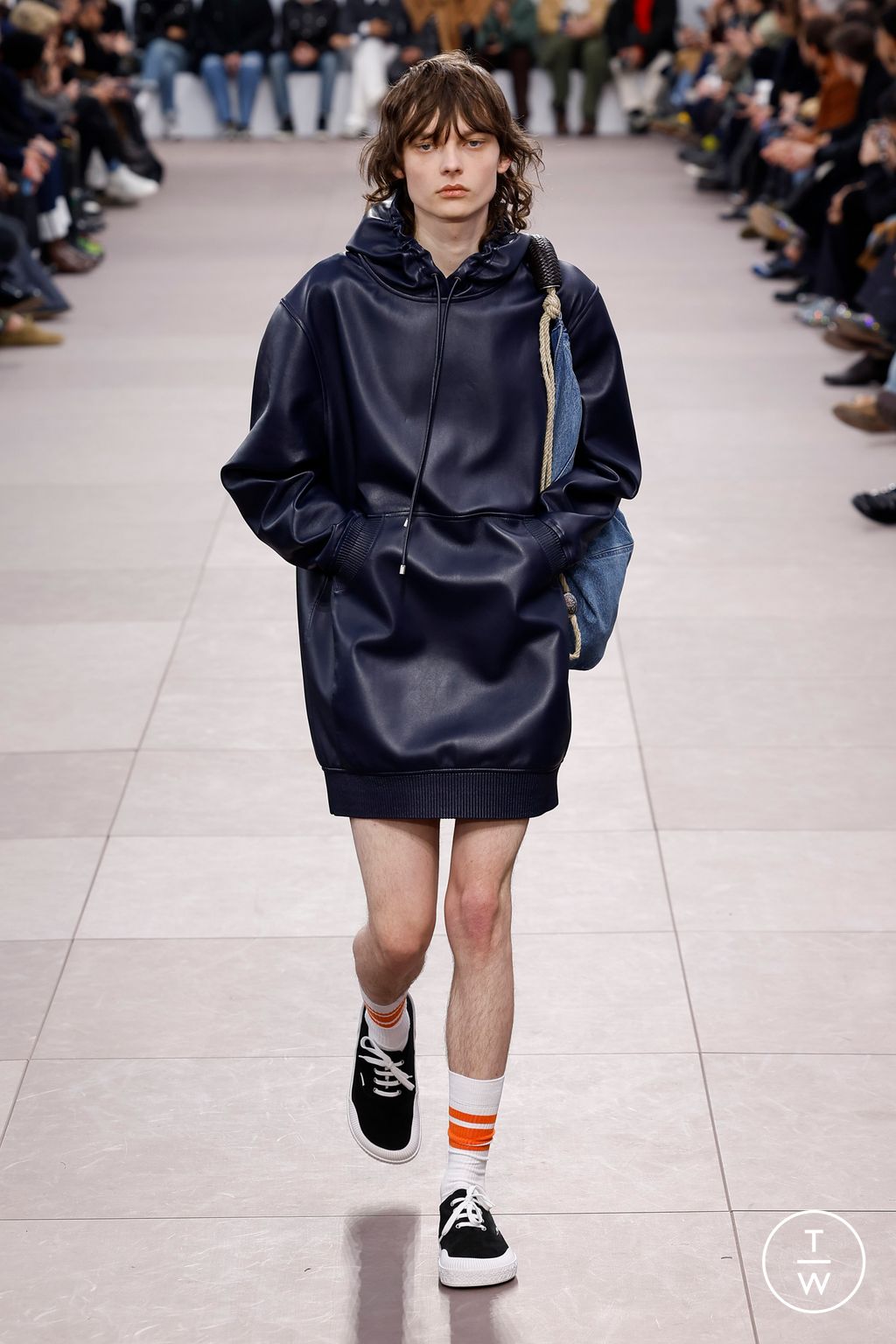 Fashion Week Paris Fall/Winter 2024 look 24 from the Loewe collection 男装