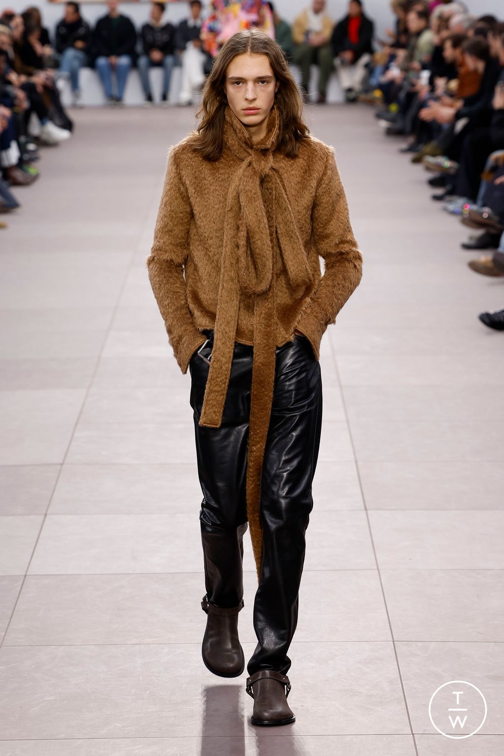 Fashion Week Paris Fall/Winter 2024 look 25 from the Loewe collection menswear