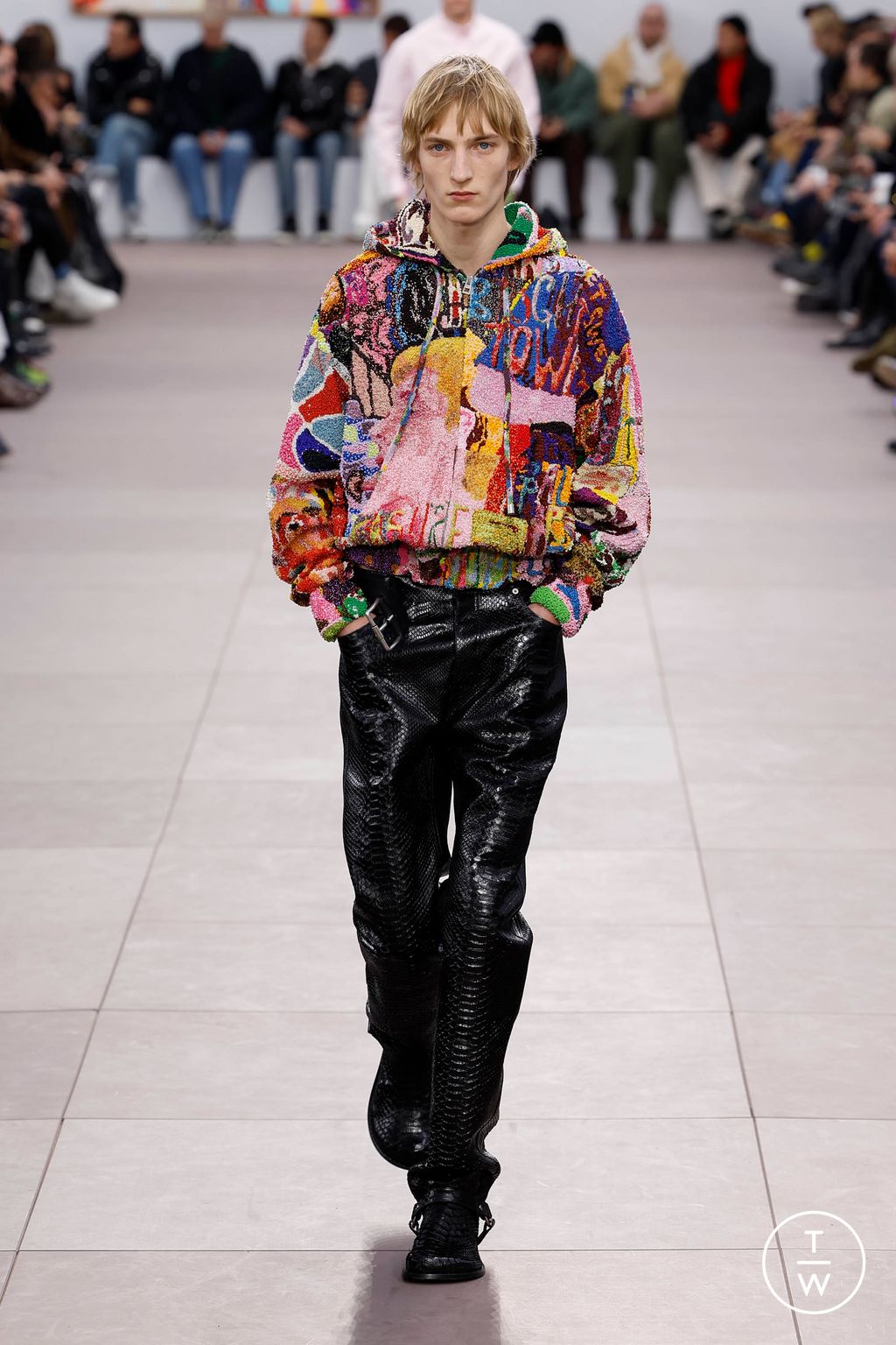 Fashion Week Paris Fall/Winter 2024 look 26 from the Loewe collection menswear