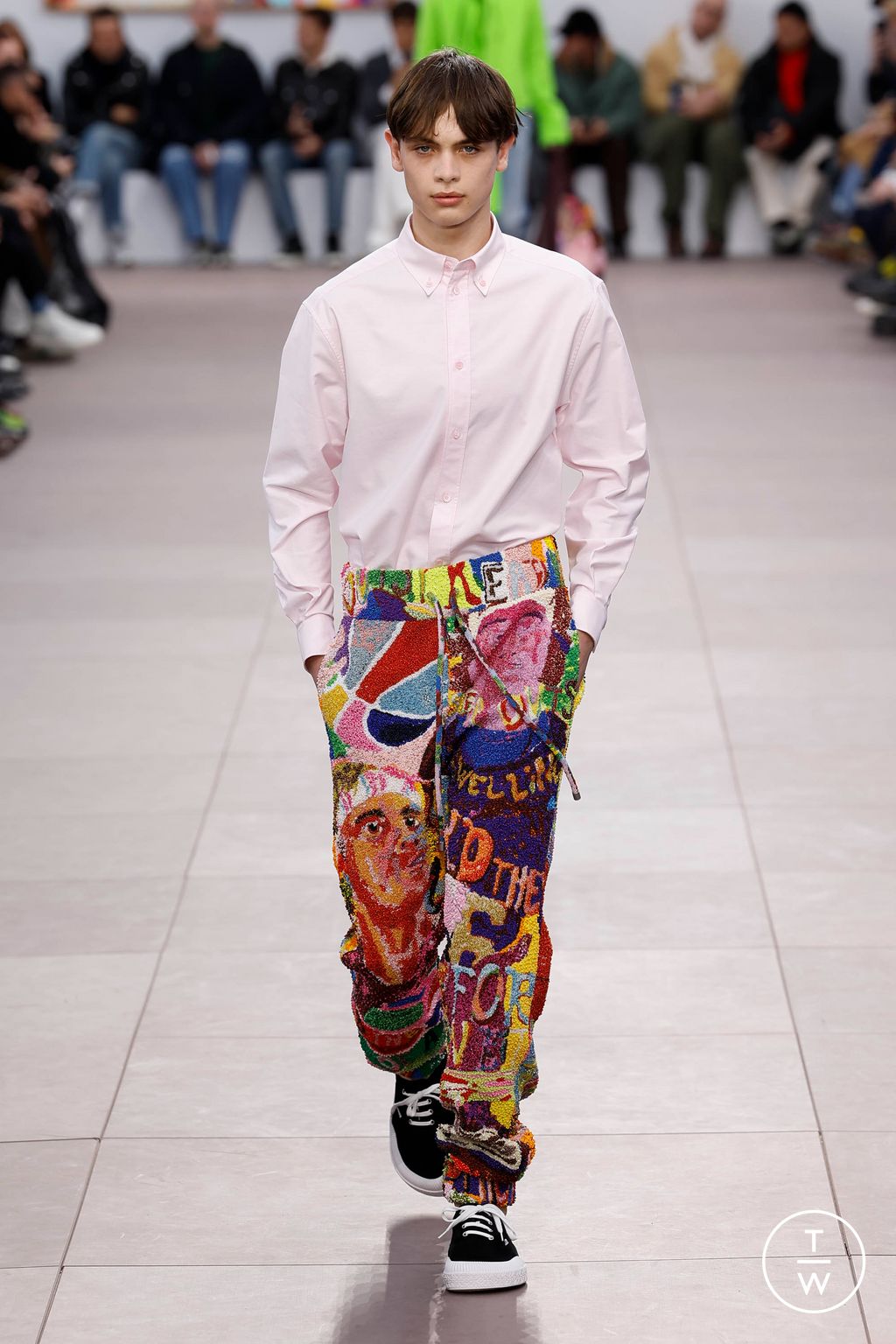 Fashion Week Paris Fall/Winter 2024 look 27 from the Loewe collection menswear