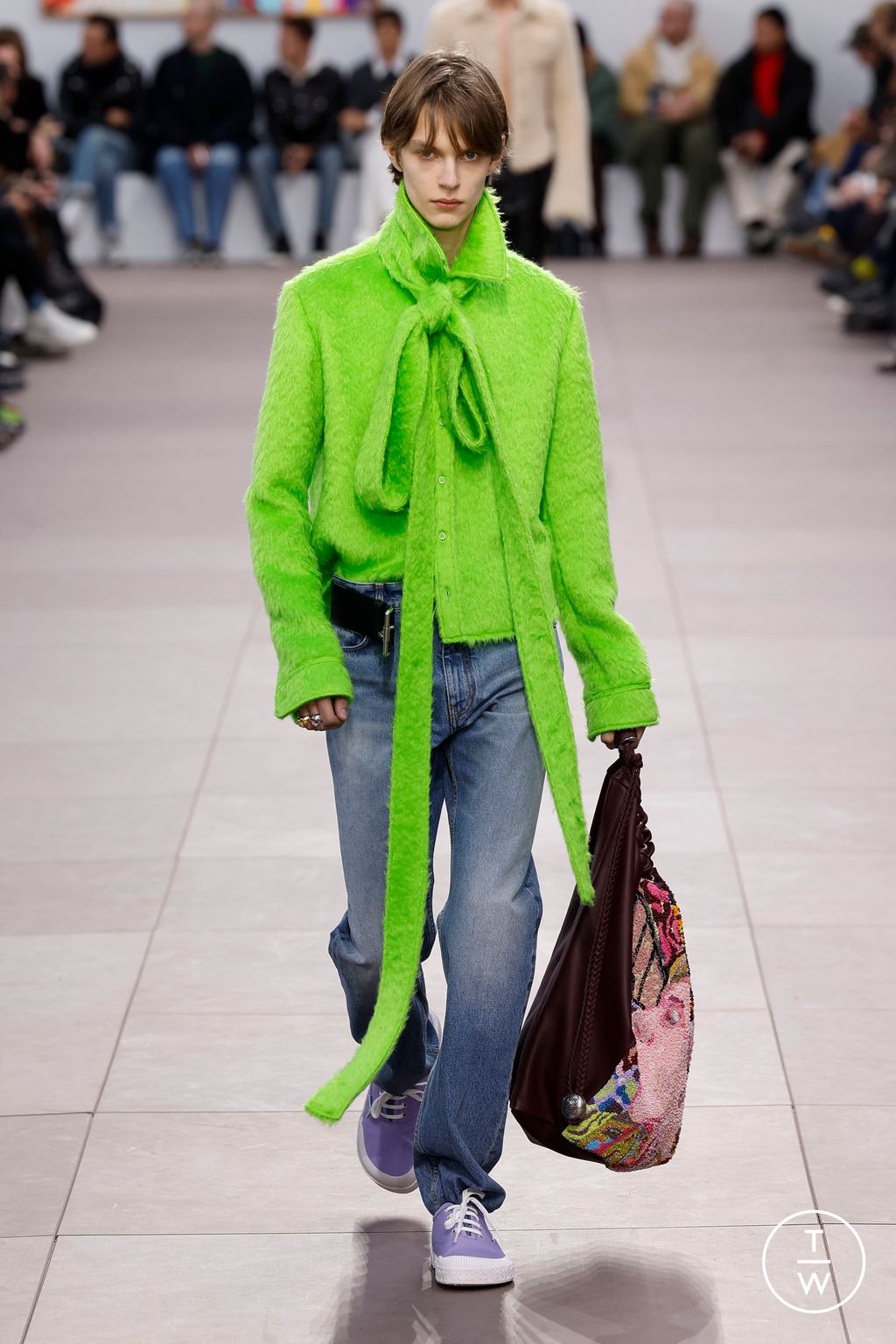 Fashion Week Paris Fall/Winter 2024 look 28 from the Loewe collection 男装