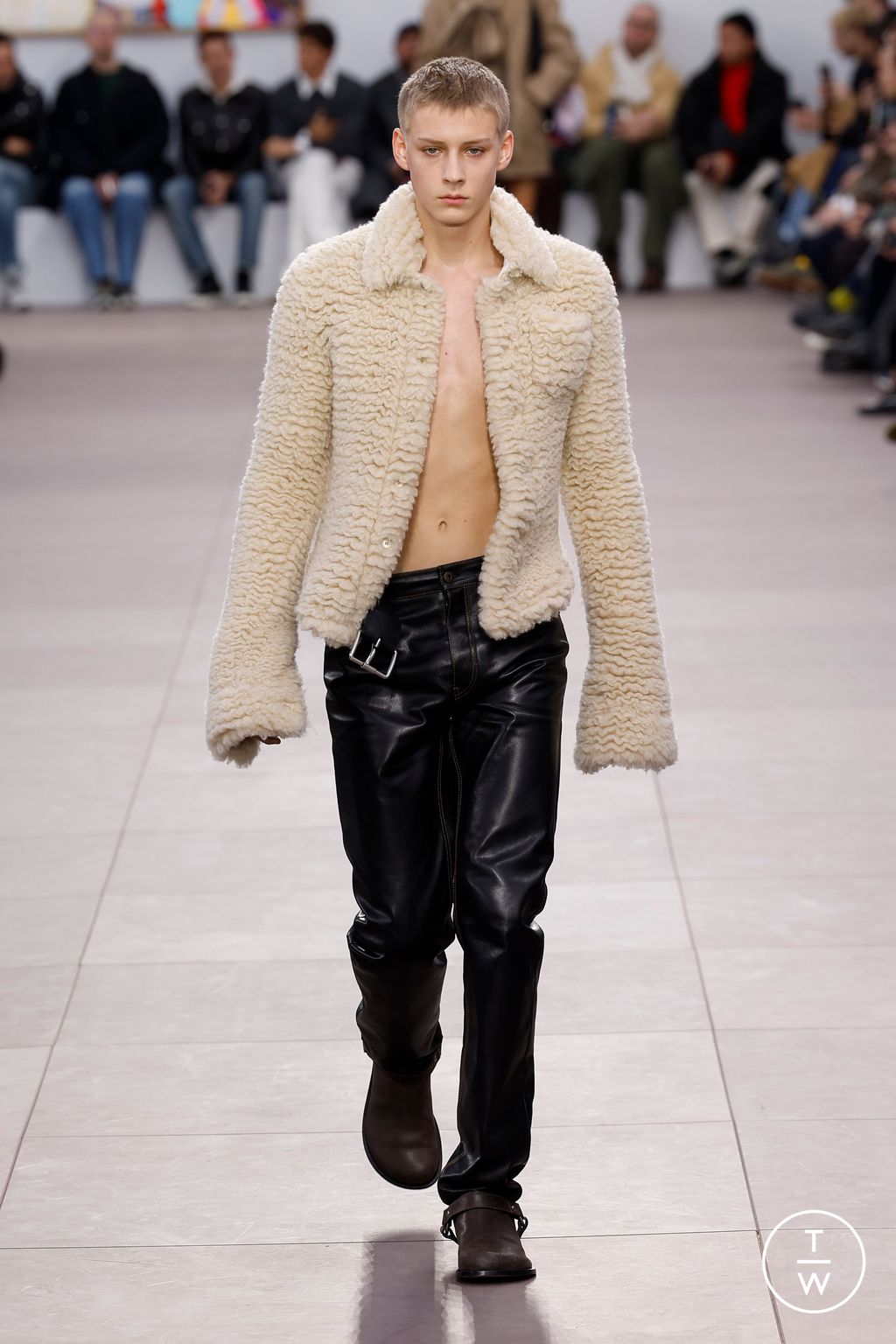 Fashion Week Paris Fall/Winter 2024 look 29 from the Loewe collection menswear