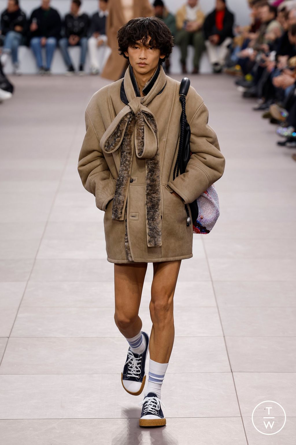 Fashion Week Paris Fall/Winter 2024 look 30 from the Loewe collection menswear