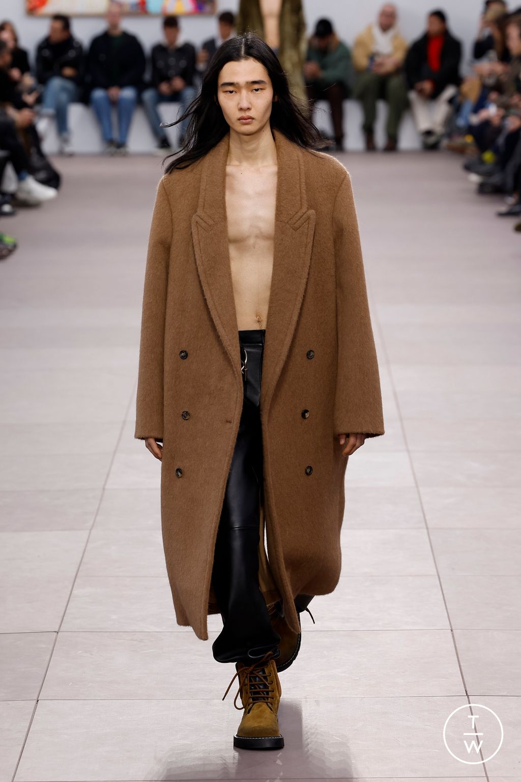 Fashion Week Paris Fall/Winter 2024 look 31 from the Loewe collection 男装