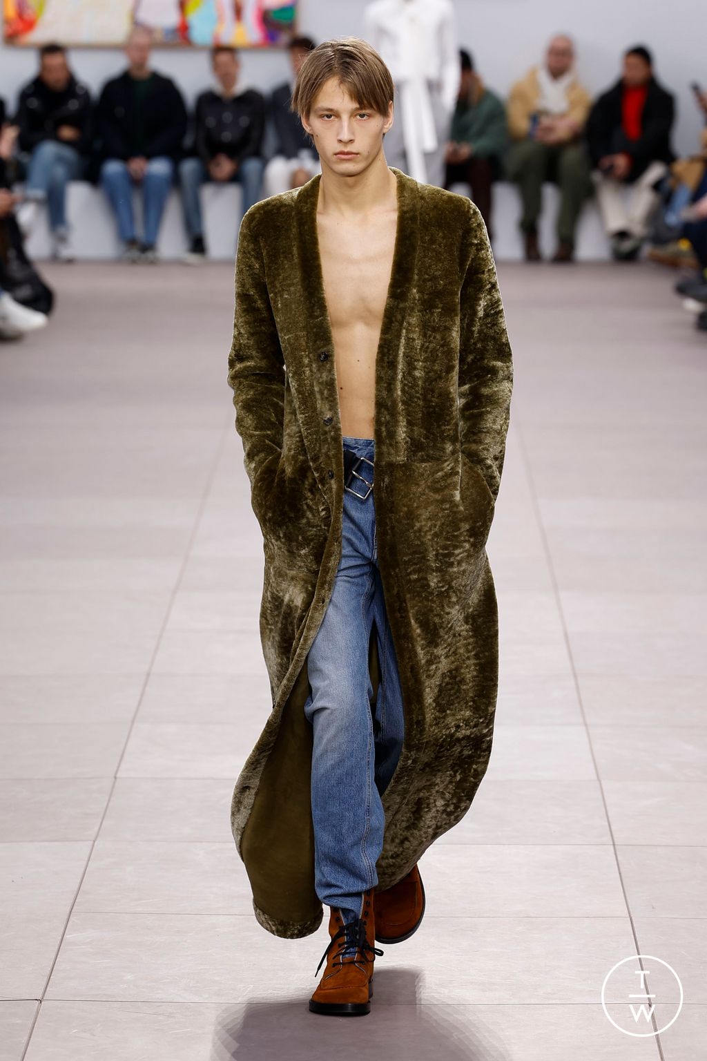 Fashion Week Paris Fall/Winter 2024 look 32 from the Loewe collection 男装