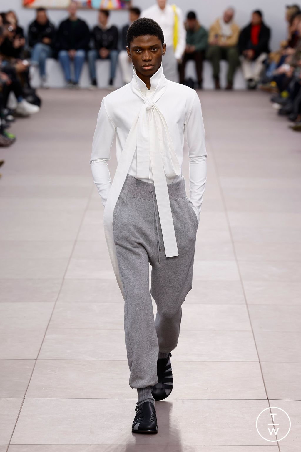 Fashion Week Paris Fall/Winter 2024 look 33 from the Loewe collection menswear