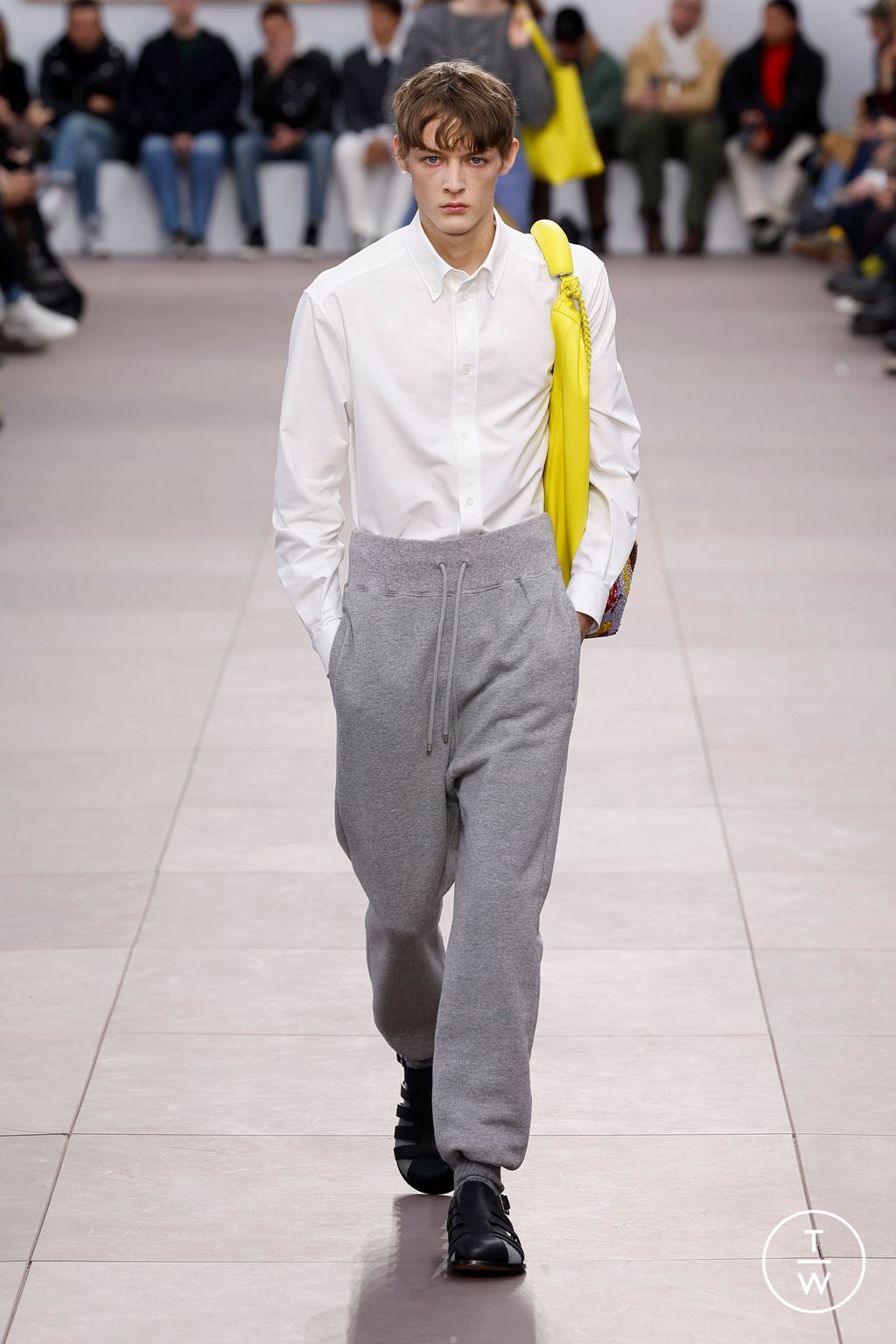 Fashion Week Paris Fall/Winter 2024 look 34 from the Loewe collection 男装