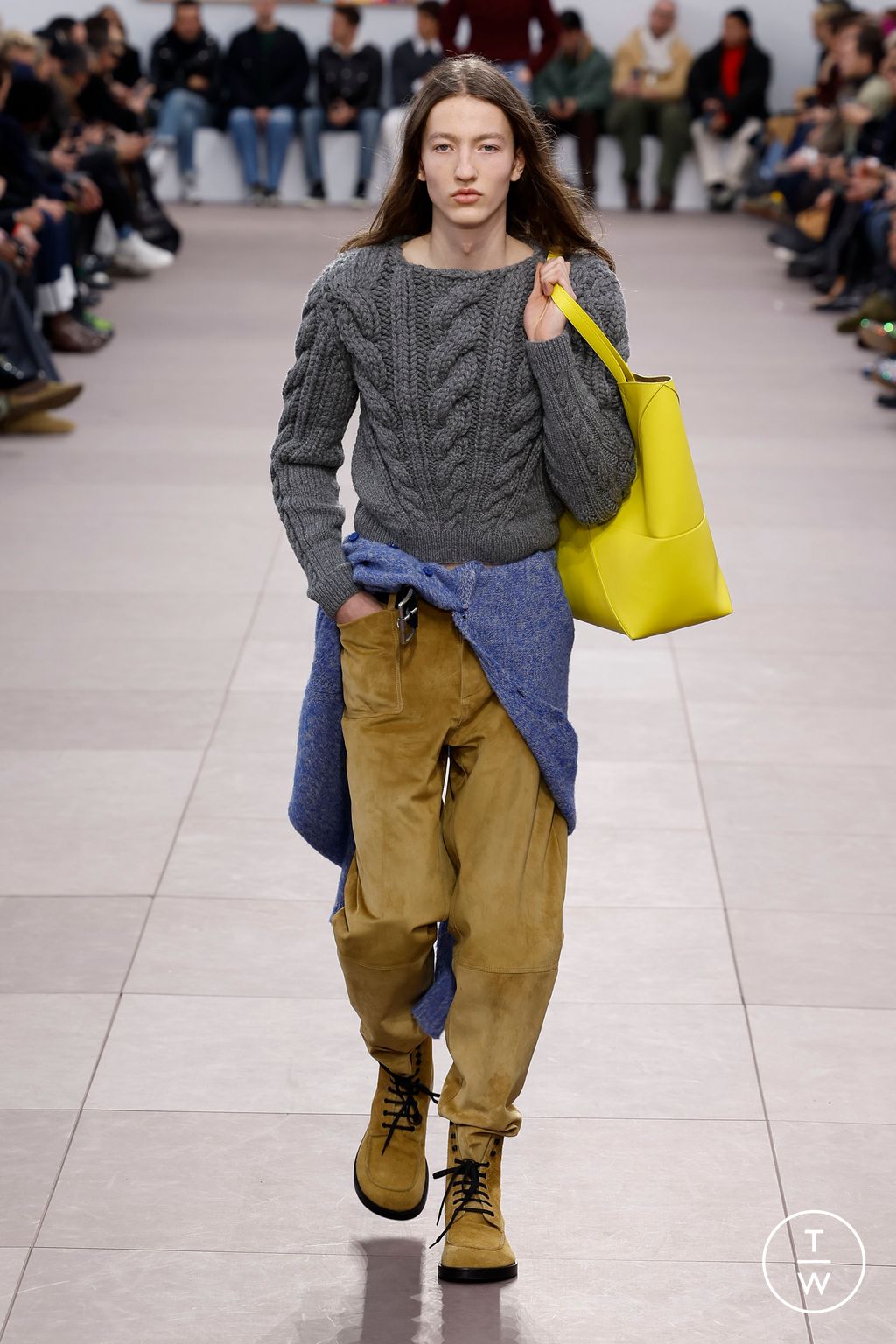 Fashion Week Paris Fall/Winter 2024 look 35 from the Loewe collection 男装