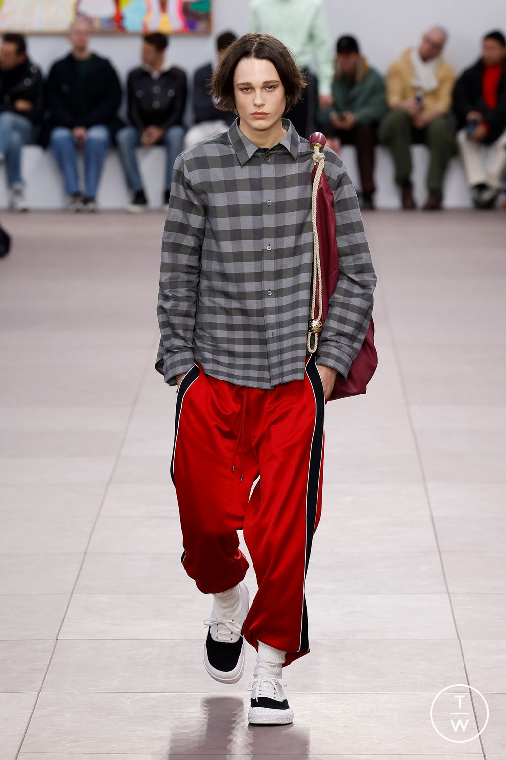 Fashion Week Paris Fall/Winter 2024 look 38 from the Loewe collection menswear
