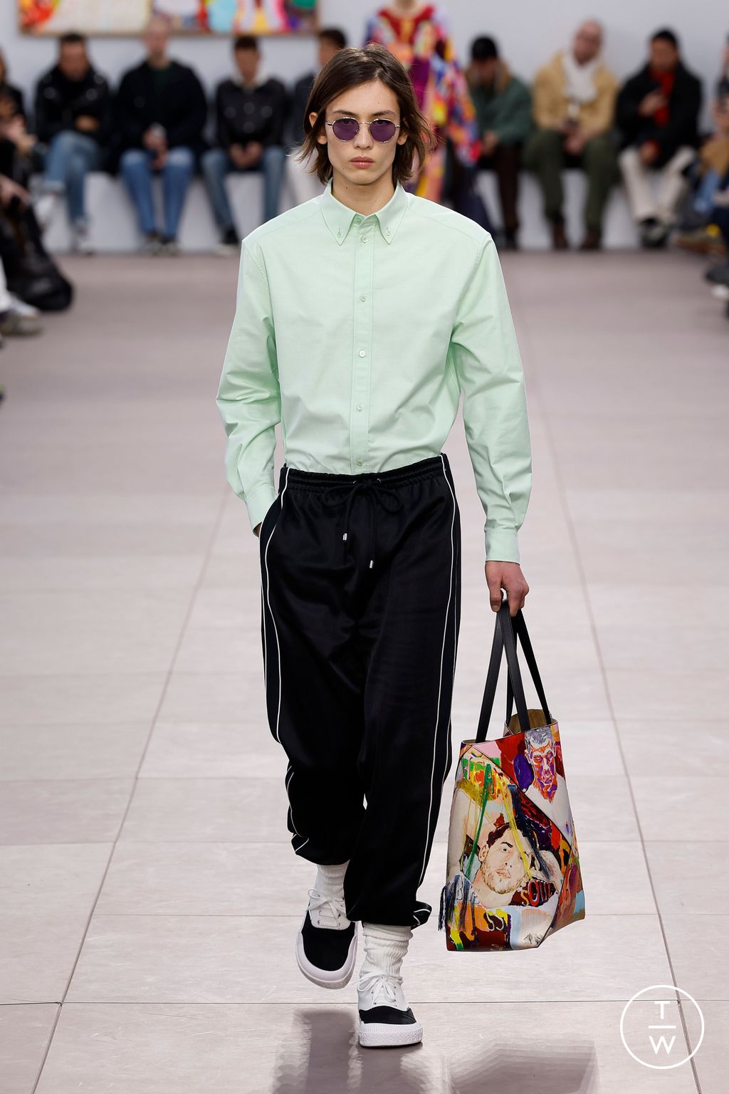 Fashion Week Paris Fall/Winter 2024 look 39 from the Loewe collection 男装