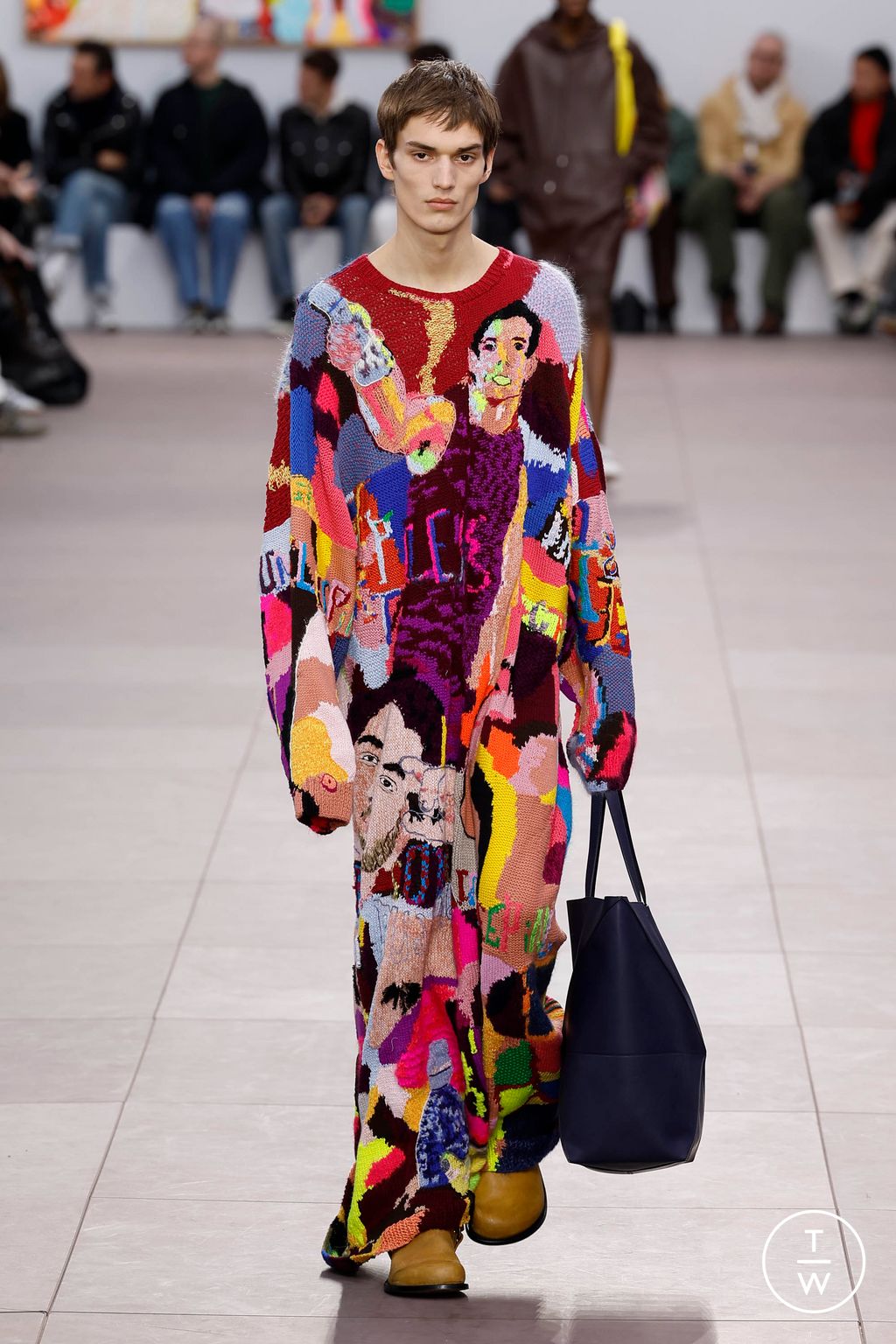 Fashion Week Paris Fall/Winter 2024 look 40 from the Loewe collection 男装