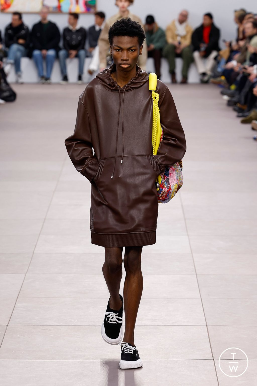 Fashion Week Paris Fall/Winter 2024 look 41 from the Loewe collection menswear