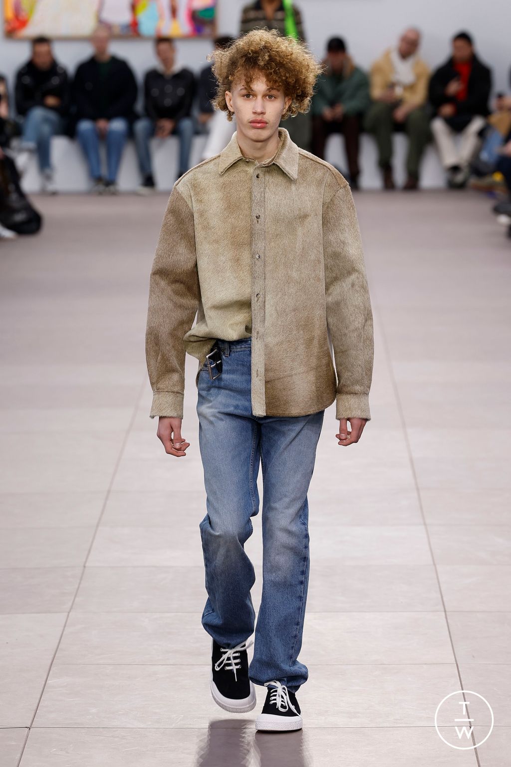Fashion Week Paris Fall/Winter 2024 look 42 from the Loewe collection 男装
