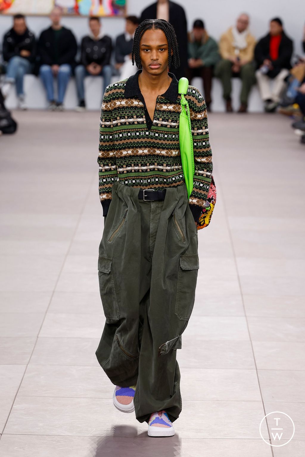 Fashion Week Paris Fall/Winter 2024 look 43 from the Loewe collection 男装
