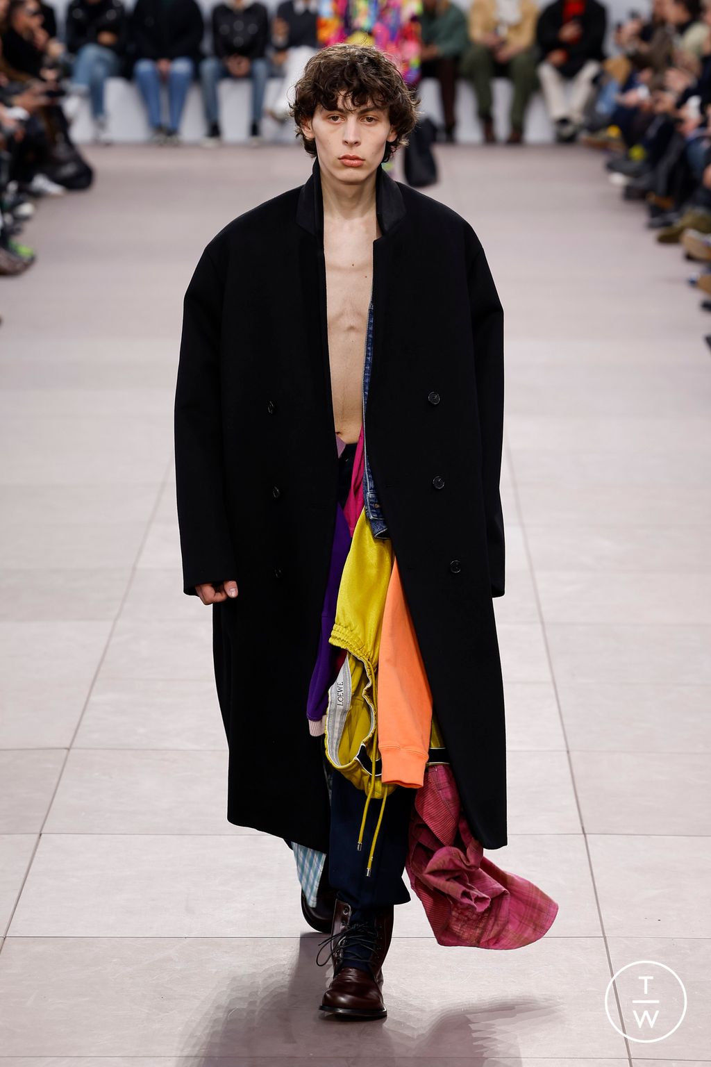 Fashion Week Paris Fall/Winter 2024 look 44 from the Loewe collection 男装