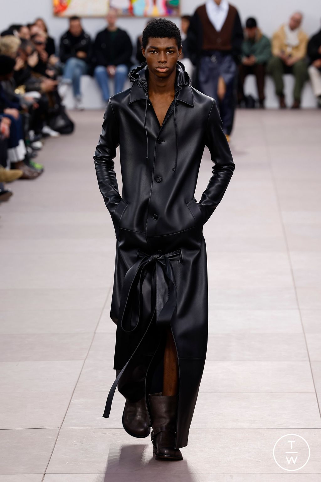 Fashion Week Paris Fall/Winter 2024 look 47 from the Loewe collection 男装