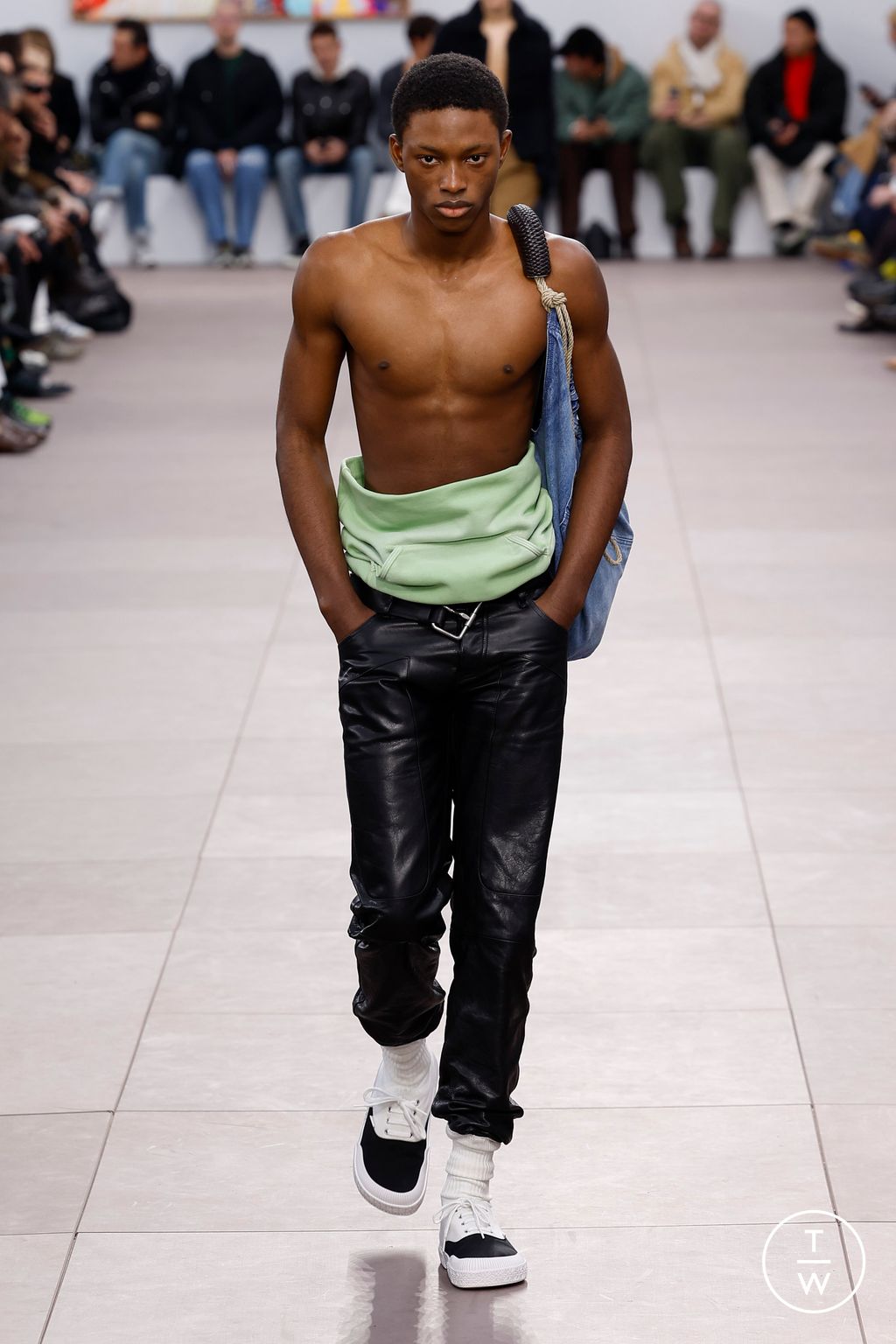 Fashion Week Paris Fall/Winter 2024 look 52 from the Loewe collection 男装