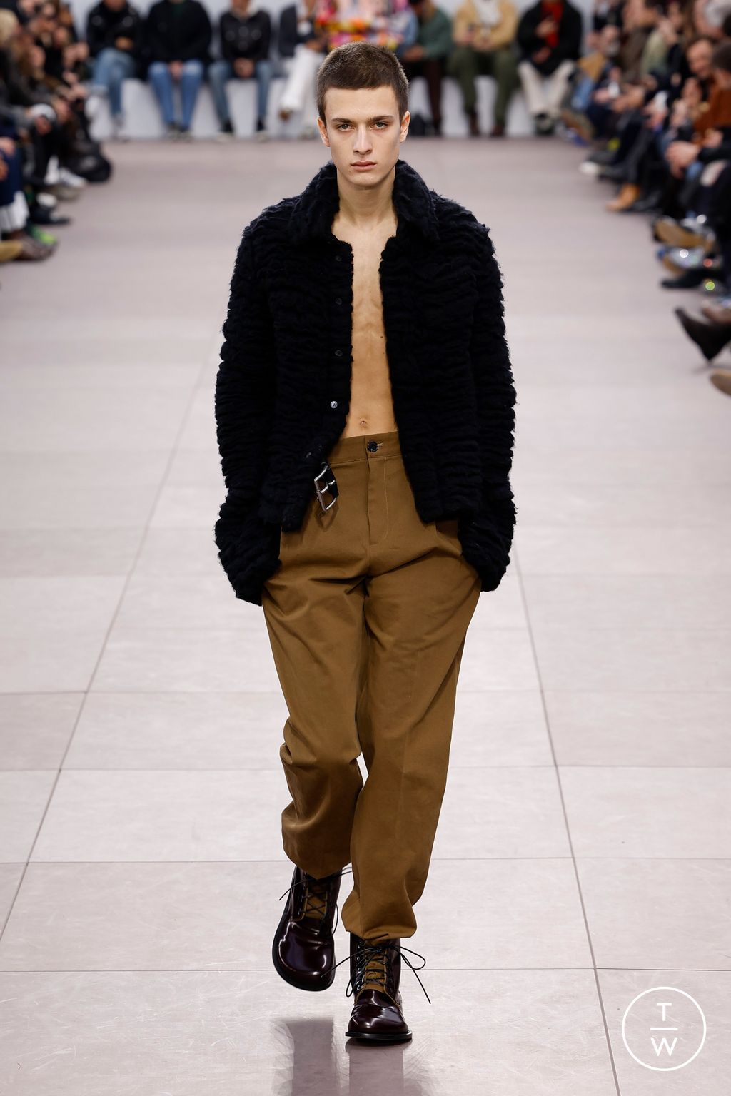 Fashion Week Paris Fall/Winter 2024 look 53 from the Loewe collection menswear