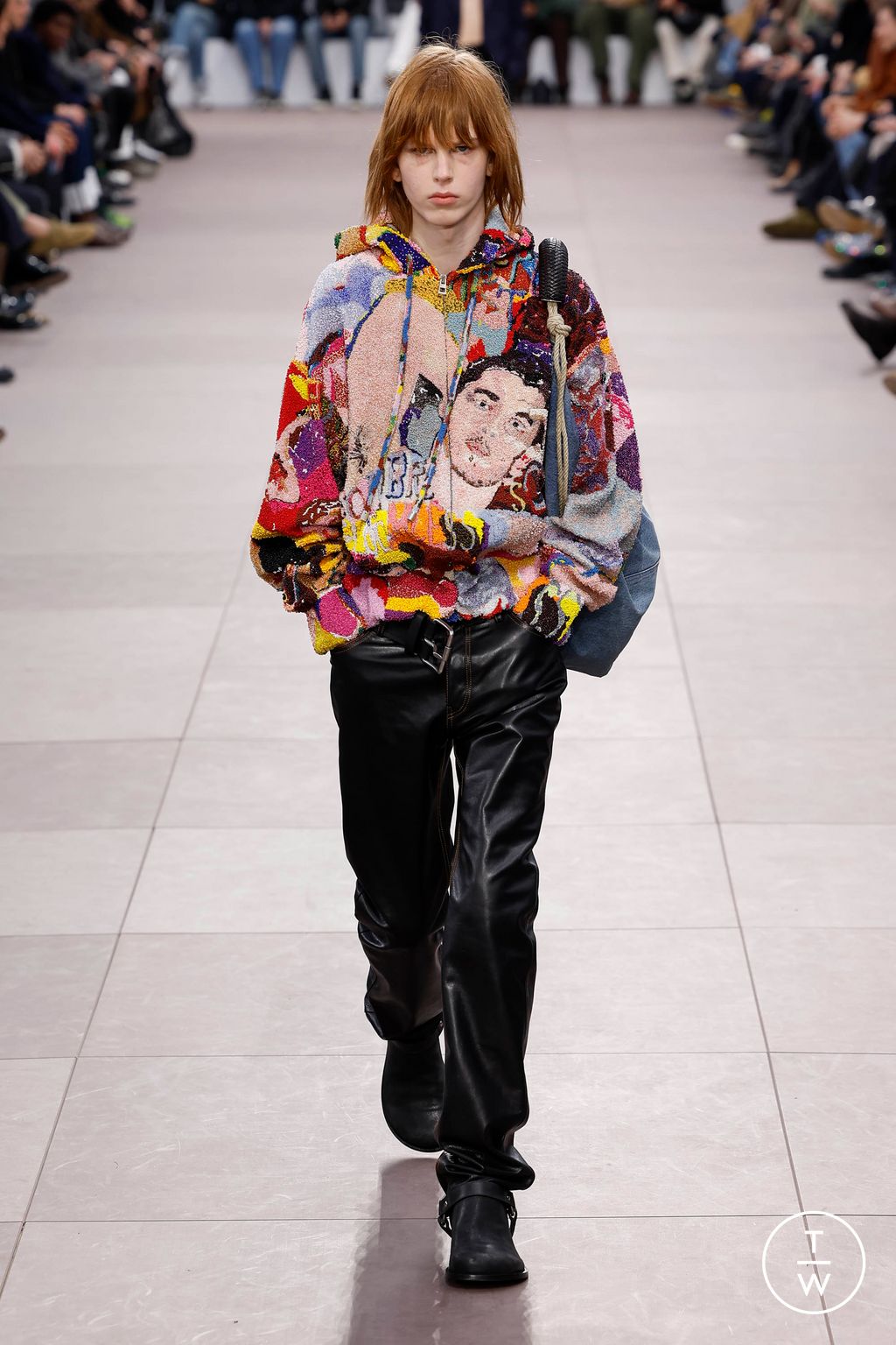 Fashion Week Paris Fall/Winter 2024 look 54 from the Loewe collection 男装