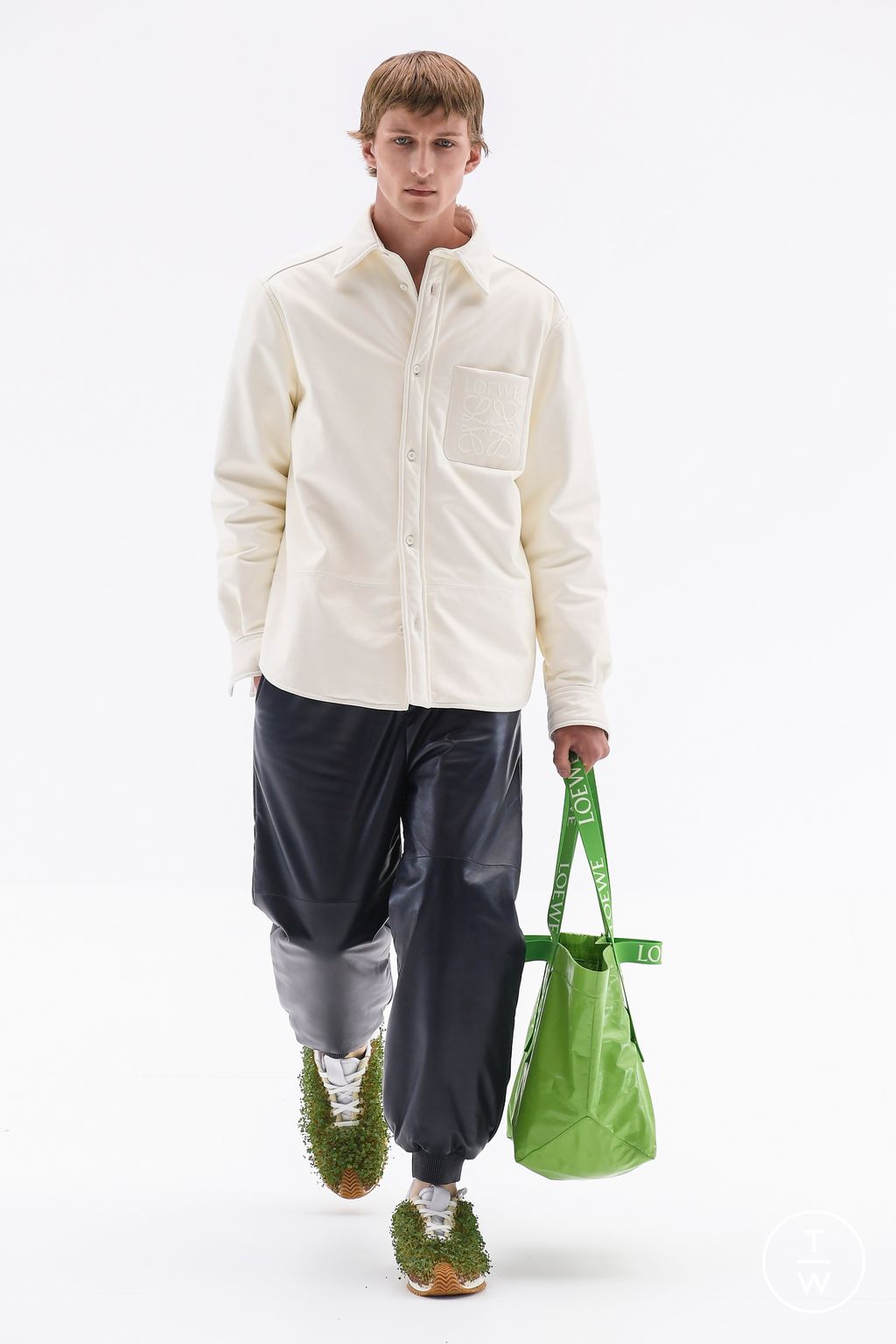 Fashion Week Paris Spring/Summer 2023 look 15 from the Loewe collection 男装