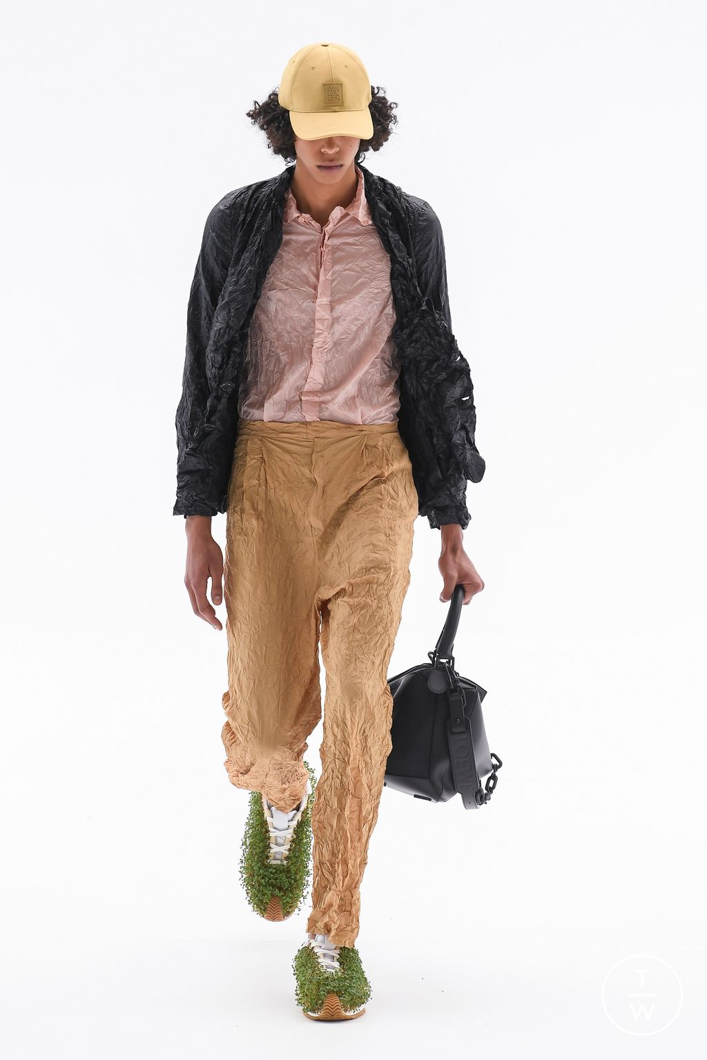 Fashion Week Paris Spring/Summer 2023 look 20 from the Loewe collection menswear