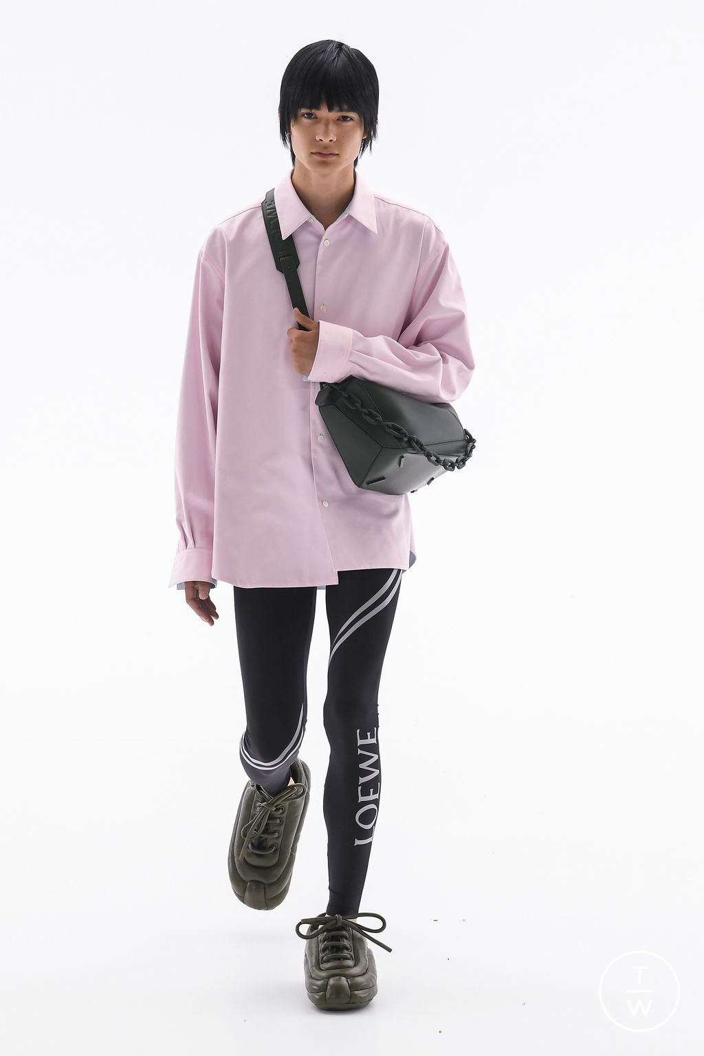 Fashion Week Paris Spring/Summer 2023 look 29 from the Loewe collection menswear
