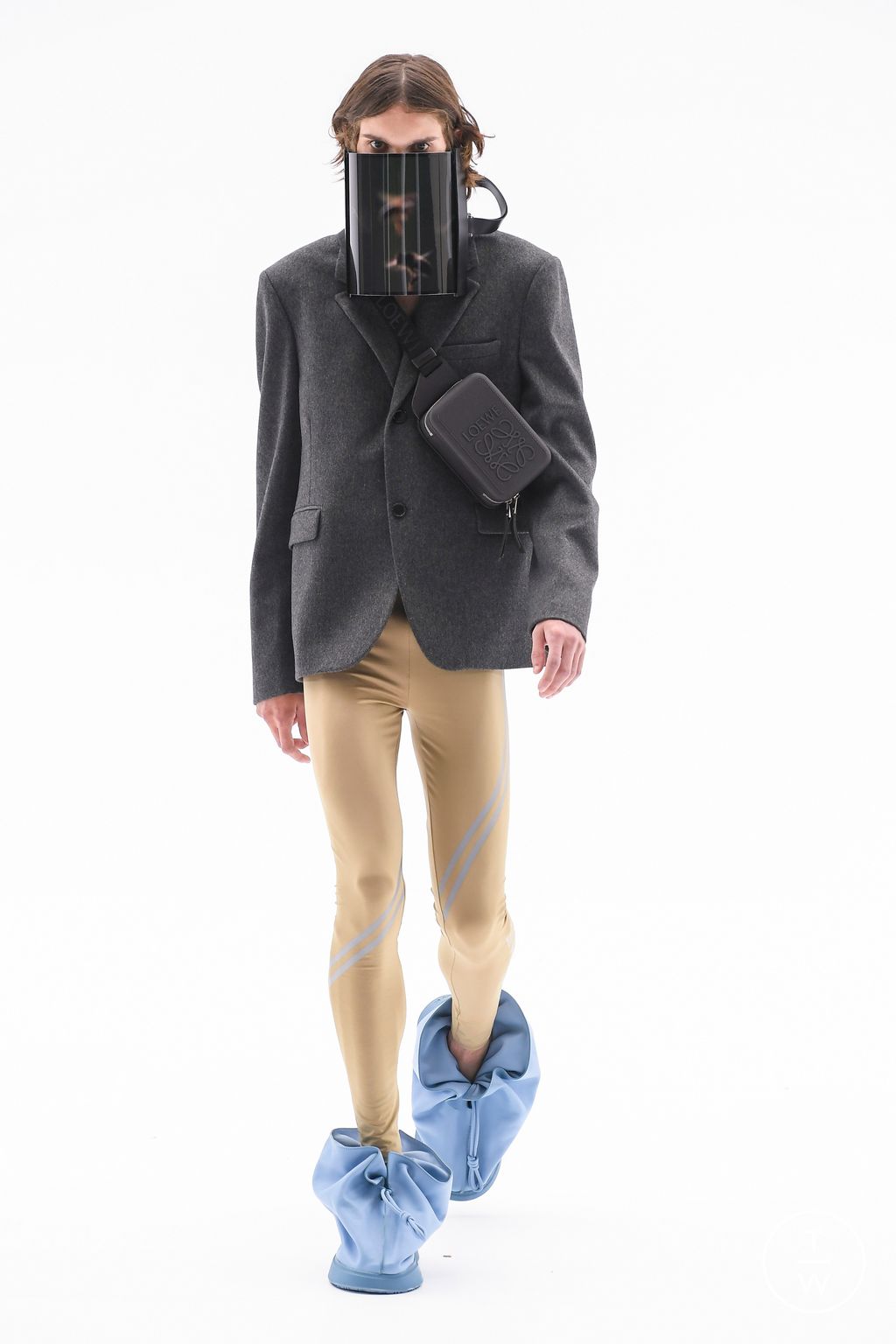 Fashion Week Paris Spring/Summer 2023 look 33 from the Loewe collection 男装