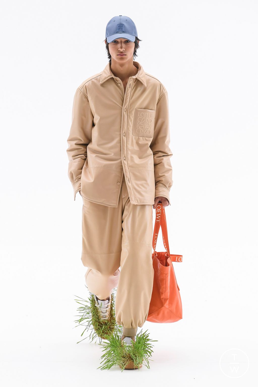 Fashion Week Paris Spring/Summer 2023 look 36 from the Loewe collection menswear