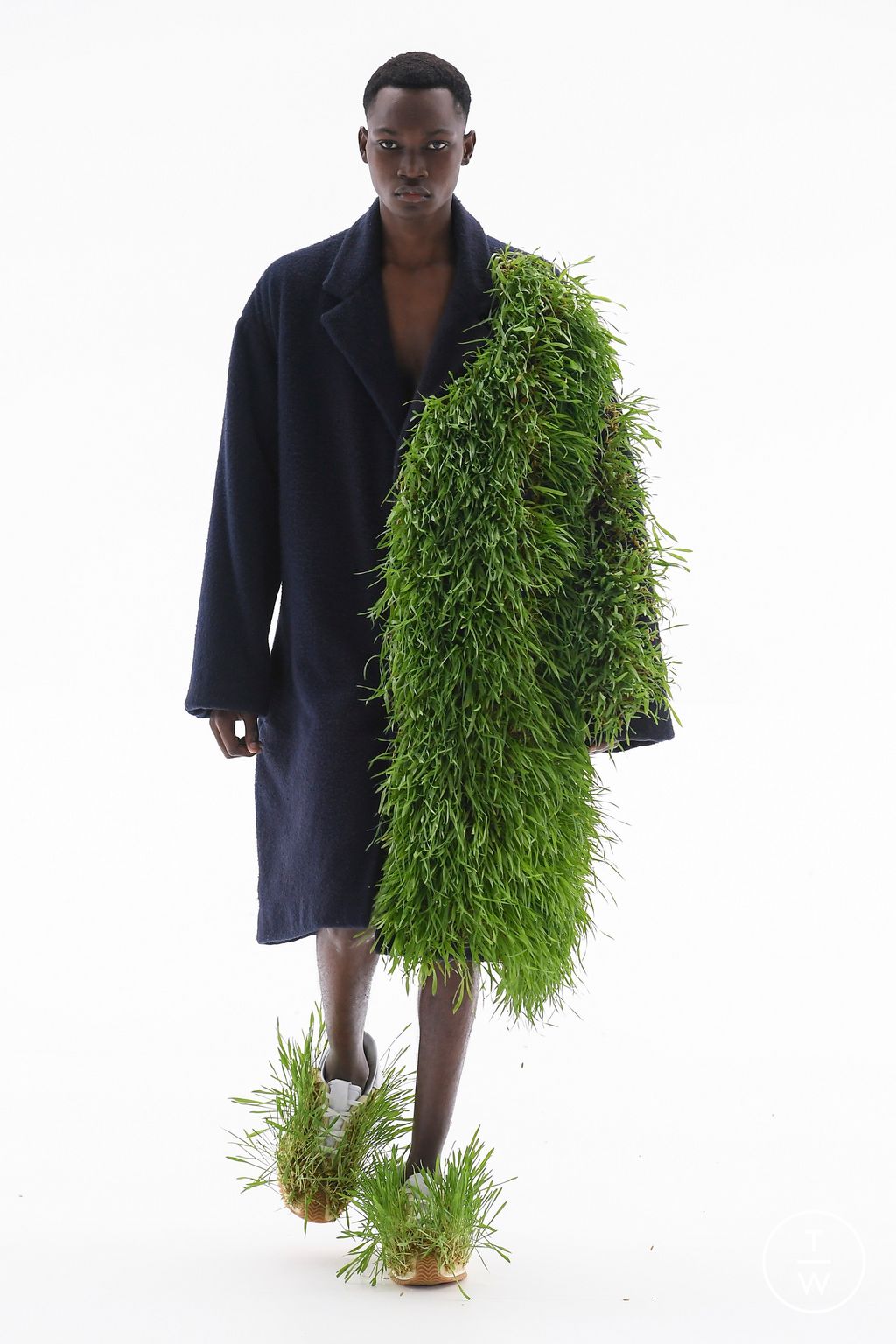 Fashion Week Paris Spring/Summer 2023 look 40 from the Loewe collection menswear
