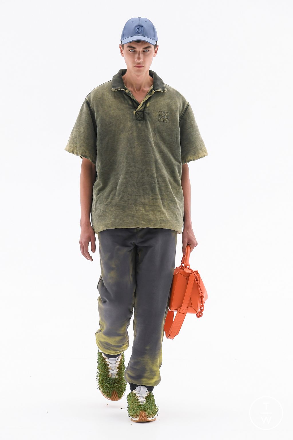 Fashion Week Paris Spring/Summer 2023 look 43 from the Loewe collection 男装