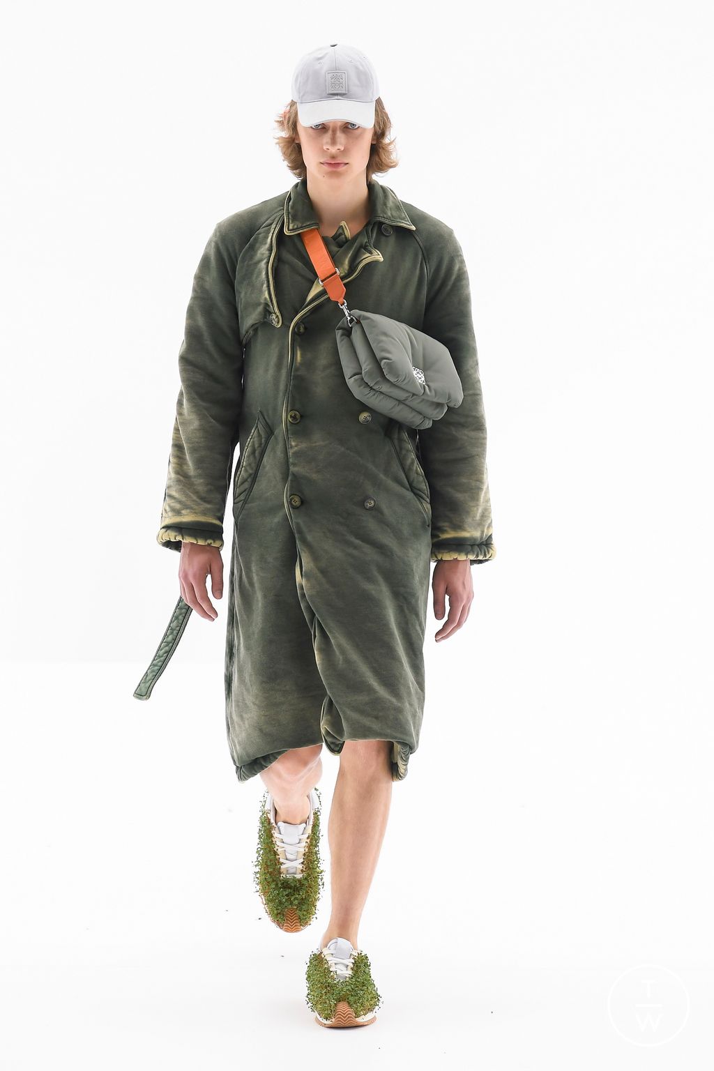 Fashion Week Paris Spring/Summer 2023 look 47 from the Loewe collection menswear