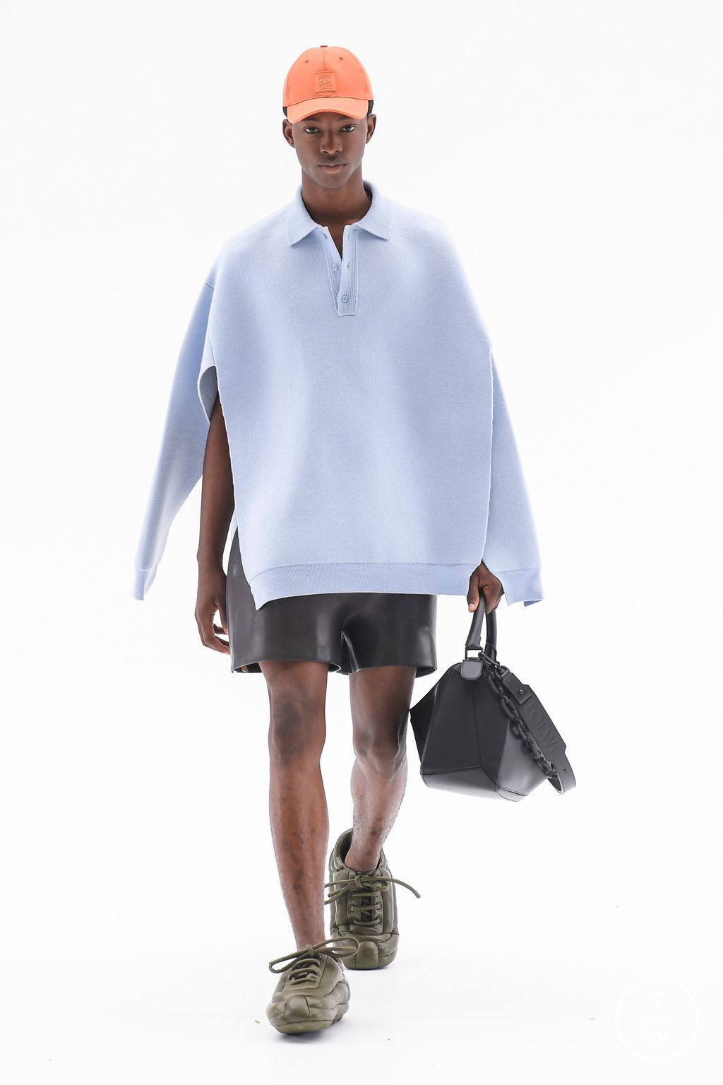 Fashion Week Paris Spring/Summer 2023 look 52 from the Loewe collection 男装